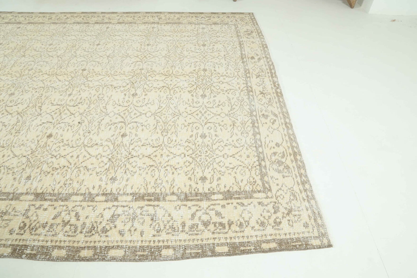 Atlassen rug: 1970s handmade Anatolian rug with bordered and floral motifs and cotton backing