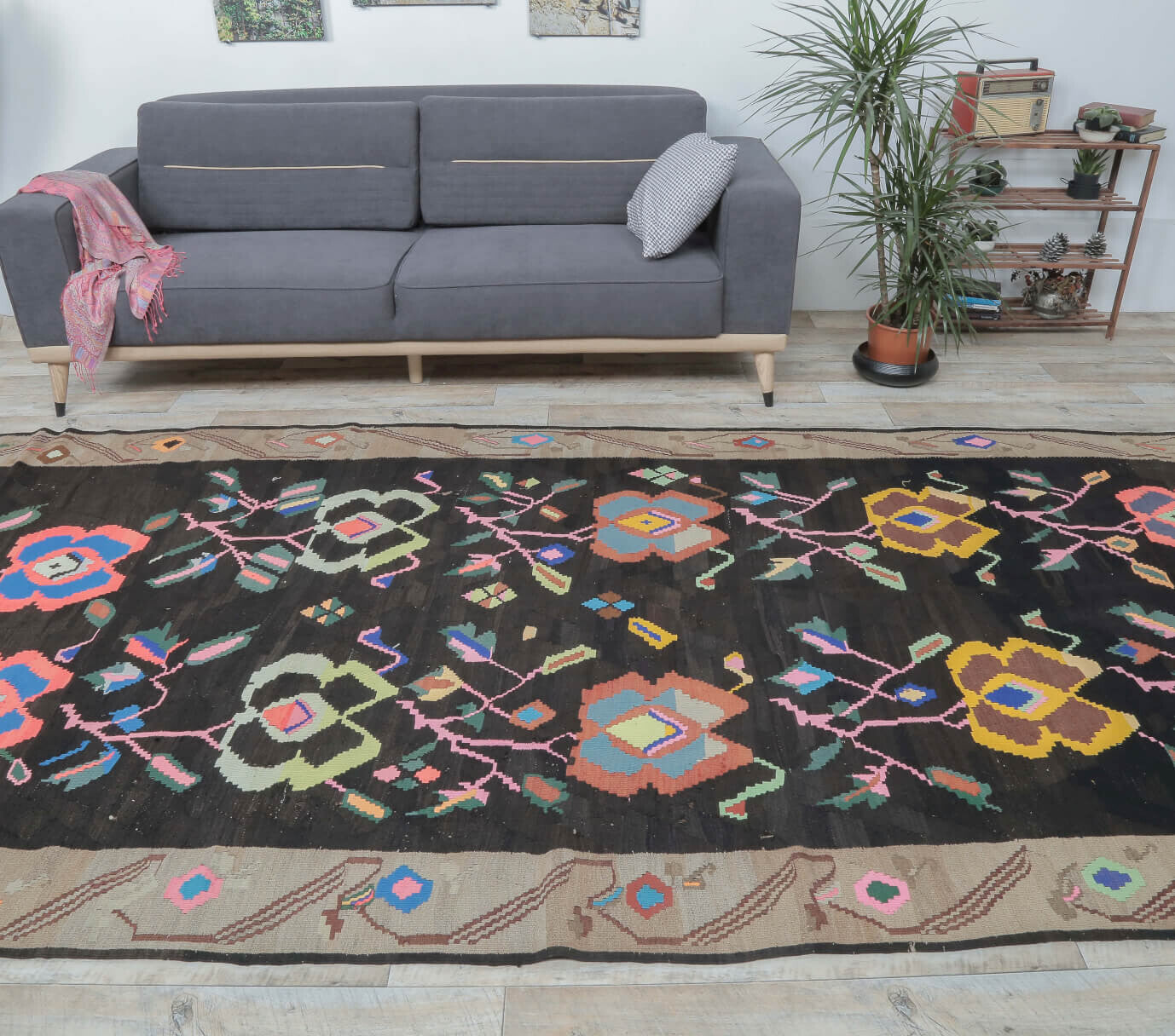 Floral pattern on the Ceylanperi vintage kilim rug – handwoven flatweave in Anatolia, Turkey