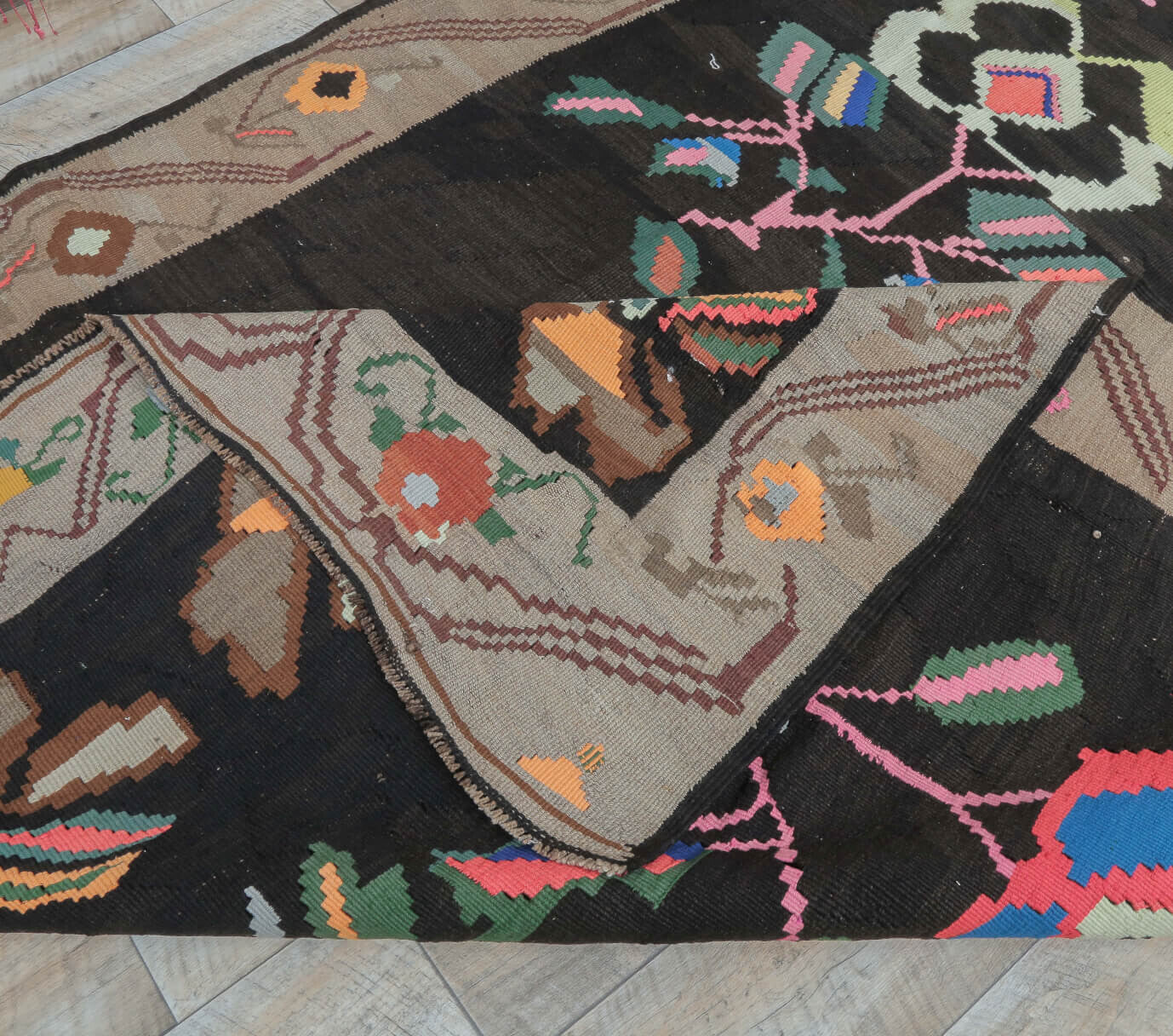 Ceylanperi kilim: 1960s handwoven flatweave Anatolian kilim with floral motifs