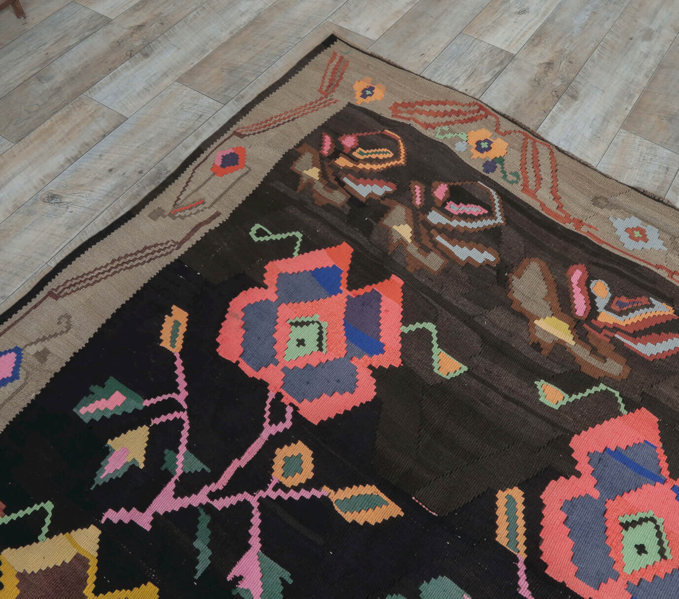 Authentic Anatolian vintage kilim rug (1960s) with floral design – one-of-a-kind at Fame Rugs