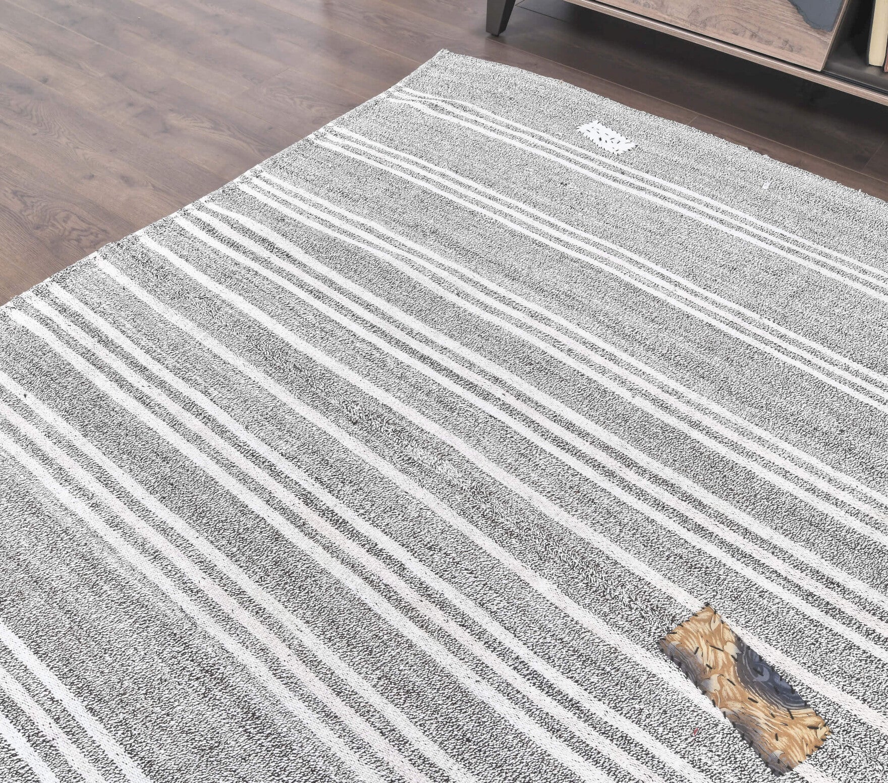 Dildeniz kilim: 1960s handwoven flatweave Anatolian kilim with striped motifs