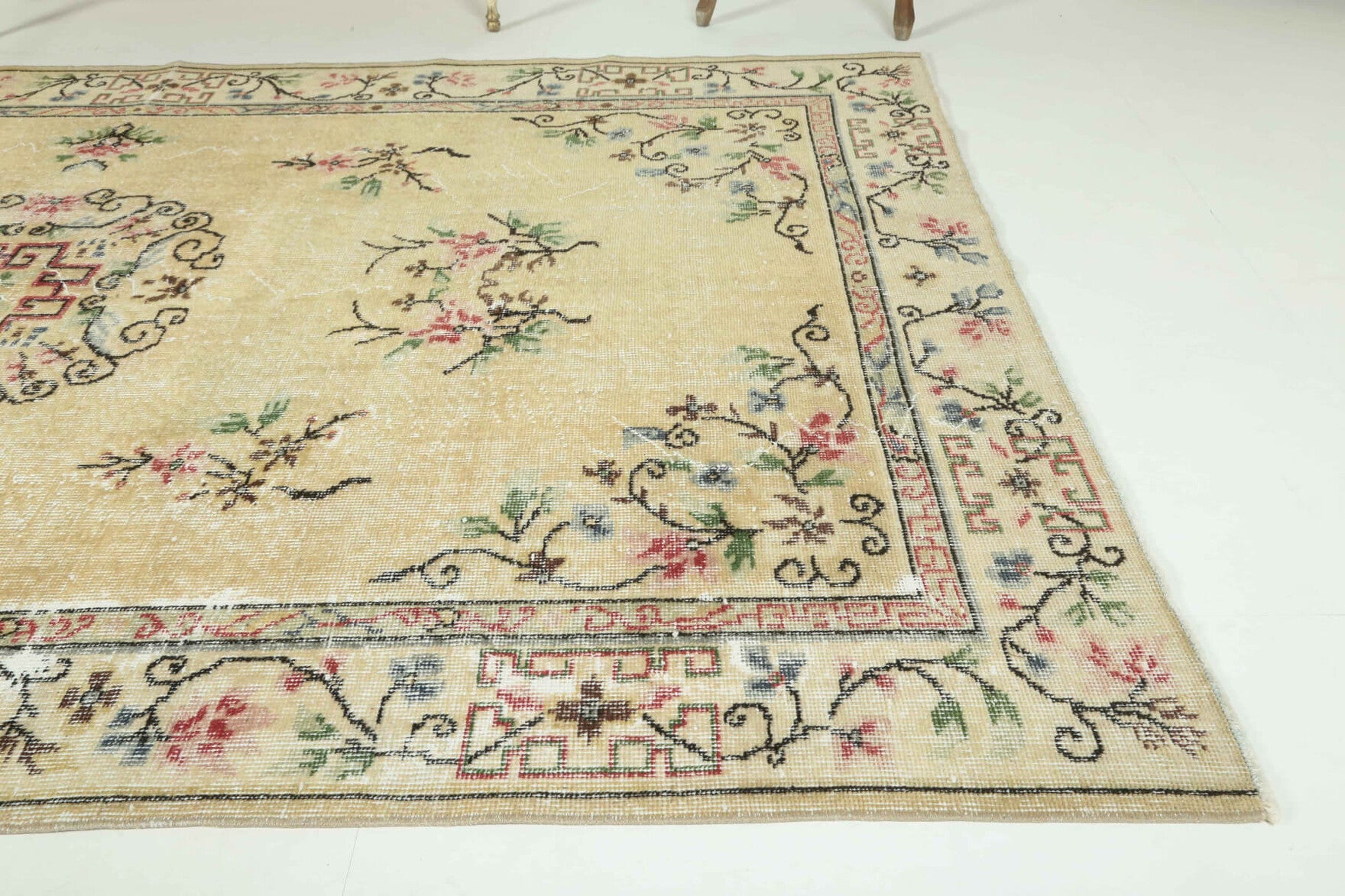 Berilruh rug: 1970s handmade Anatolian rug with floral motifs and cotton backing