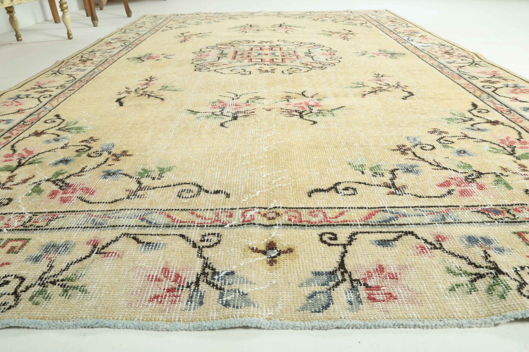 Authentic Anatolian vintage area rug (1970s) with floral design – one-of-a-kind at Fame Rugs