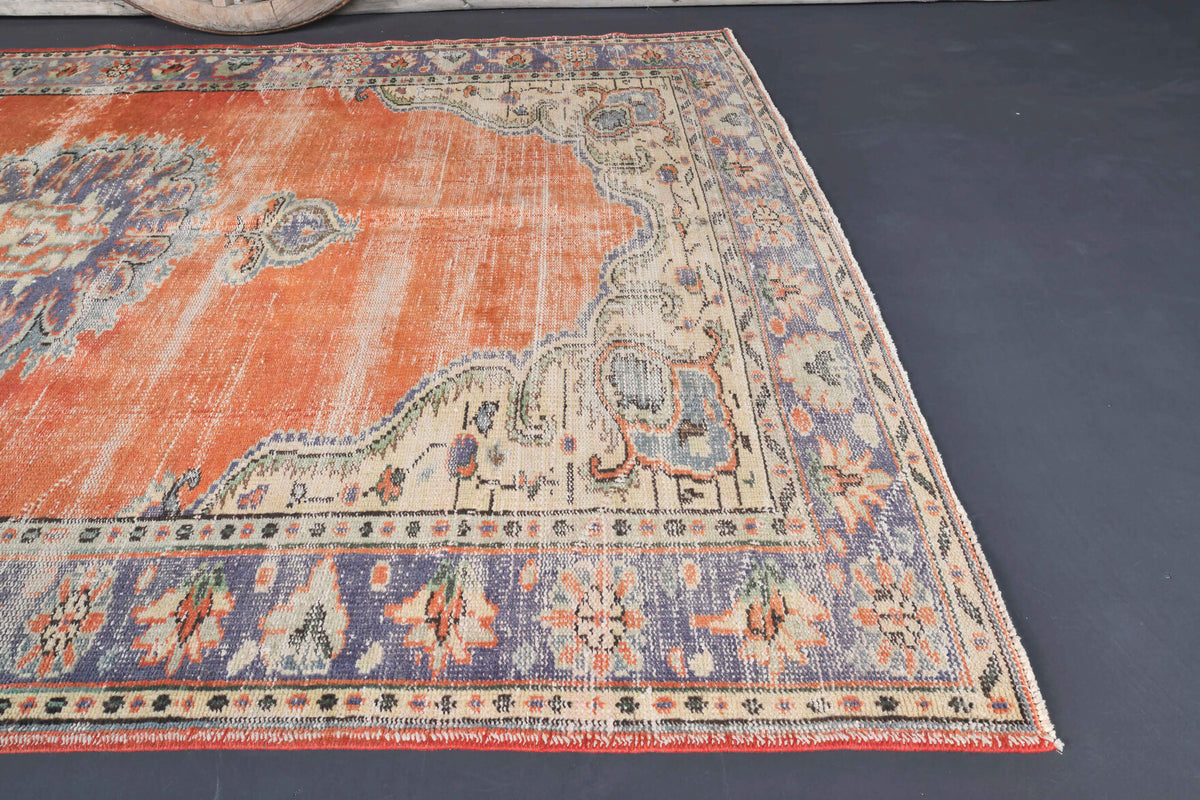 Bengipezir rug: 1970s handmade Anatolian rug with floral motifs and cotton backing