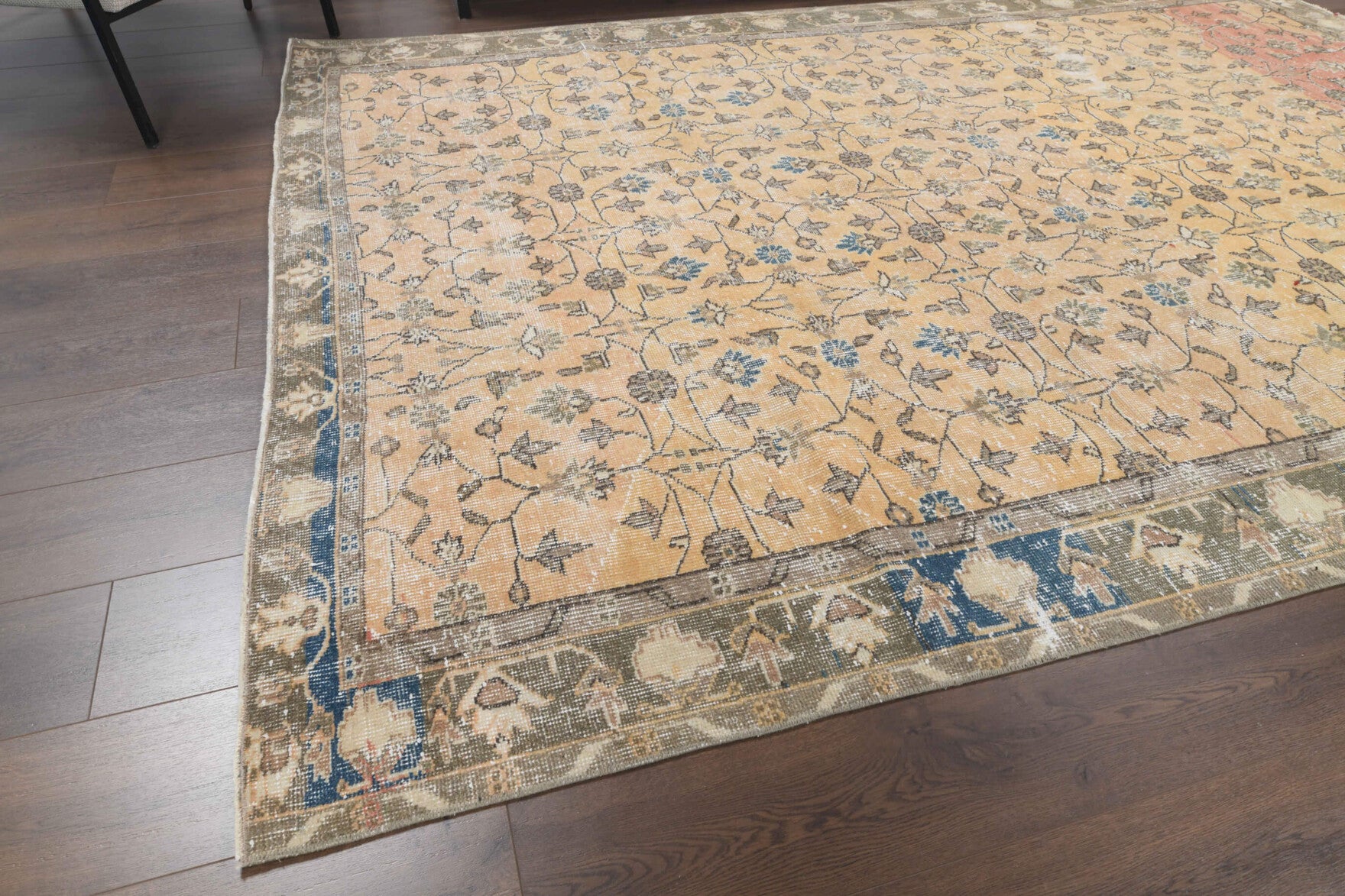 Ianthenesia rug: 1970s handmade Anatolian rug with floral motifs and cotton backing