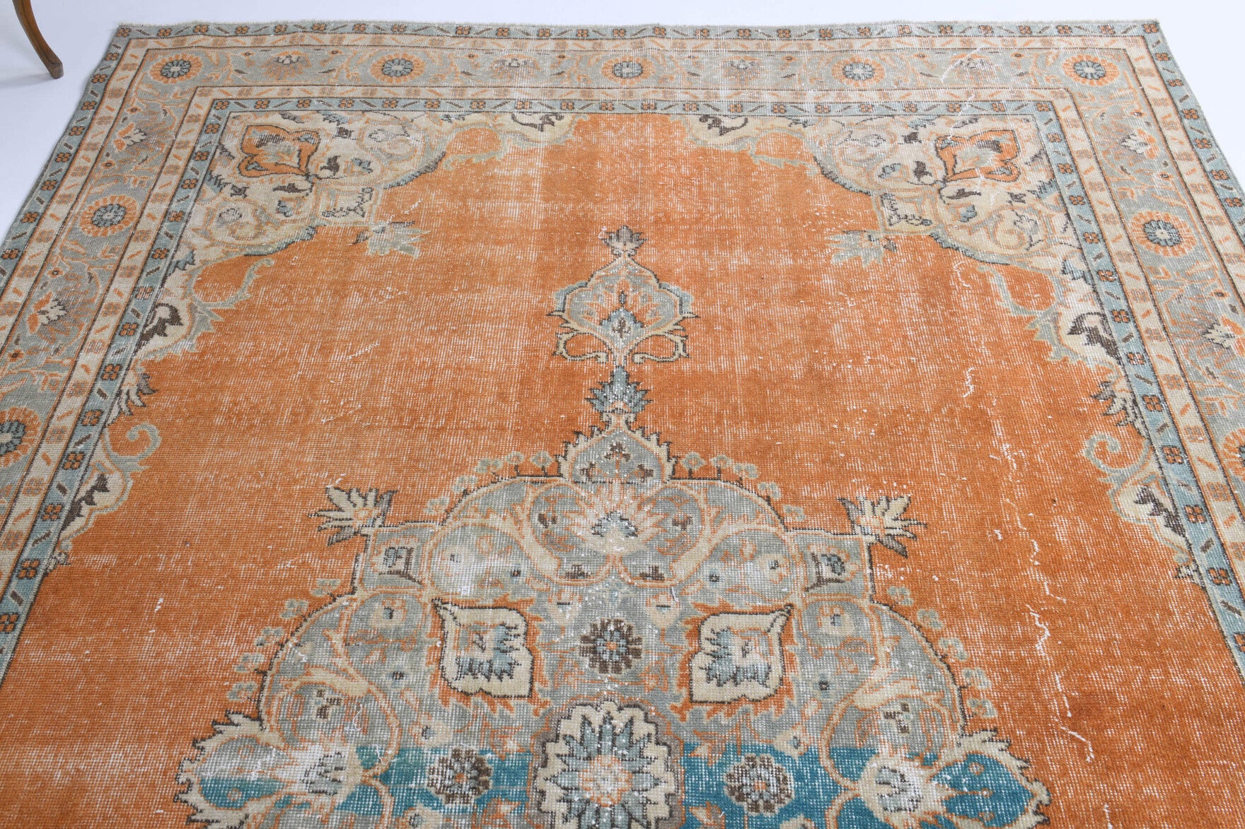 Yungul rug: 1970s handmade Anatolian rug with oriental motifs and cotton backing