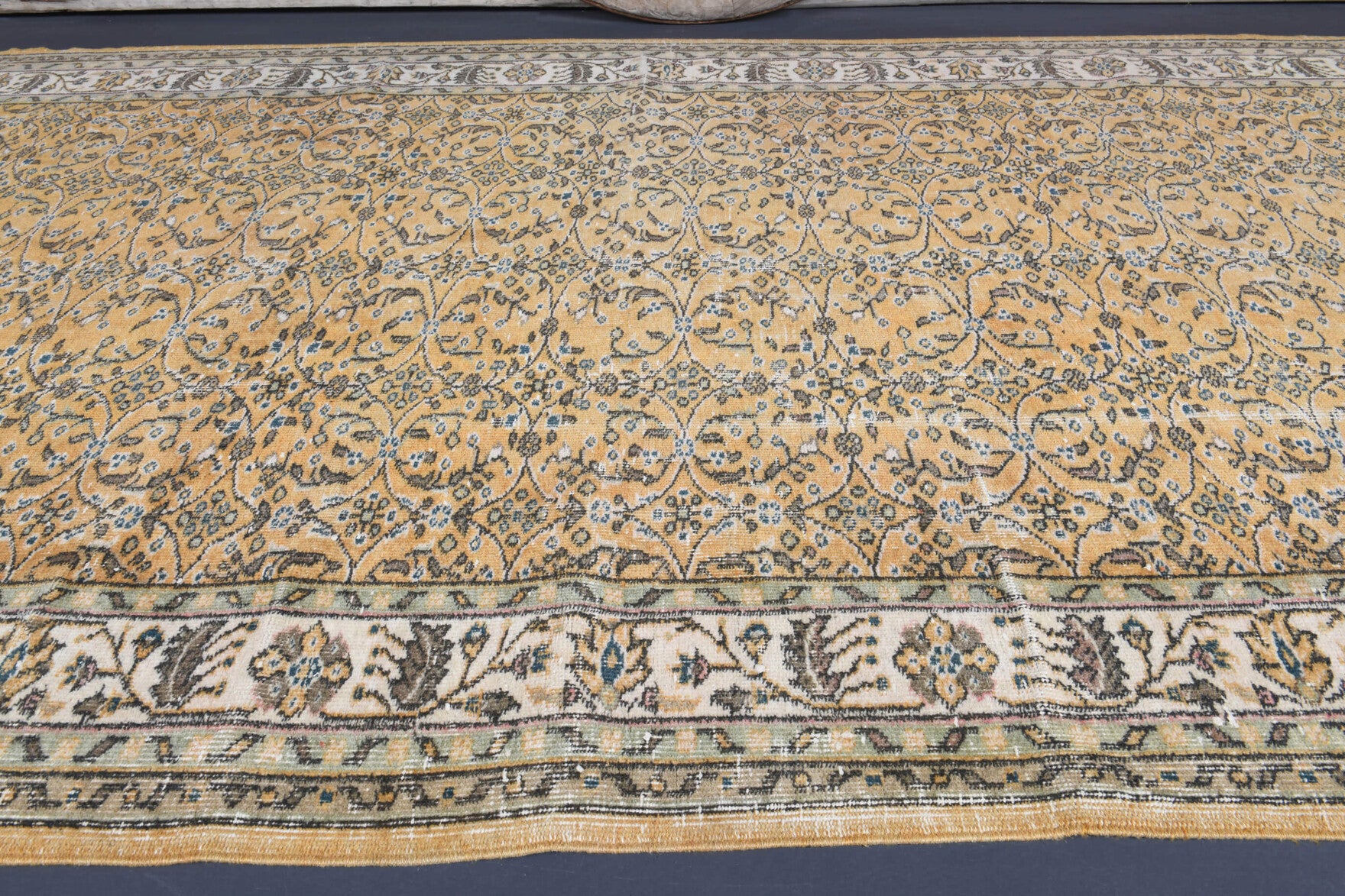 Bursa – vintage bordered and floral rug for living room or bedroom, 5'11" x 9'6" (180x290 cm)
