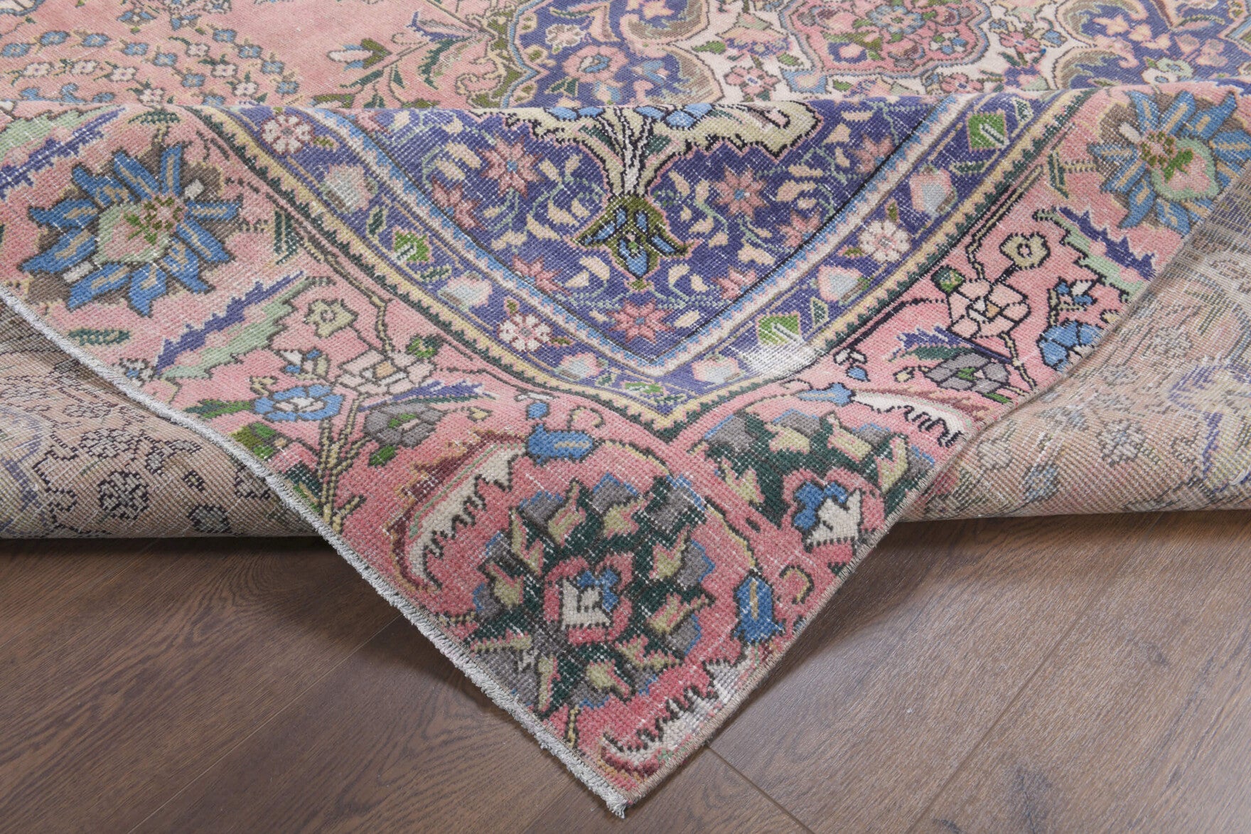 Persian Pink Vintage Large Area Rug in wool – 1970s piece from the Persian region | Fame Rugs