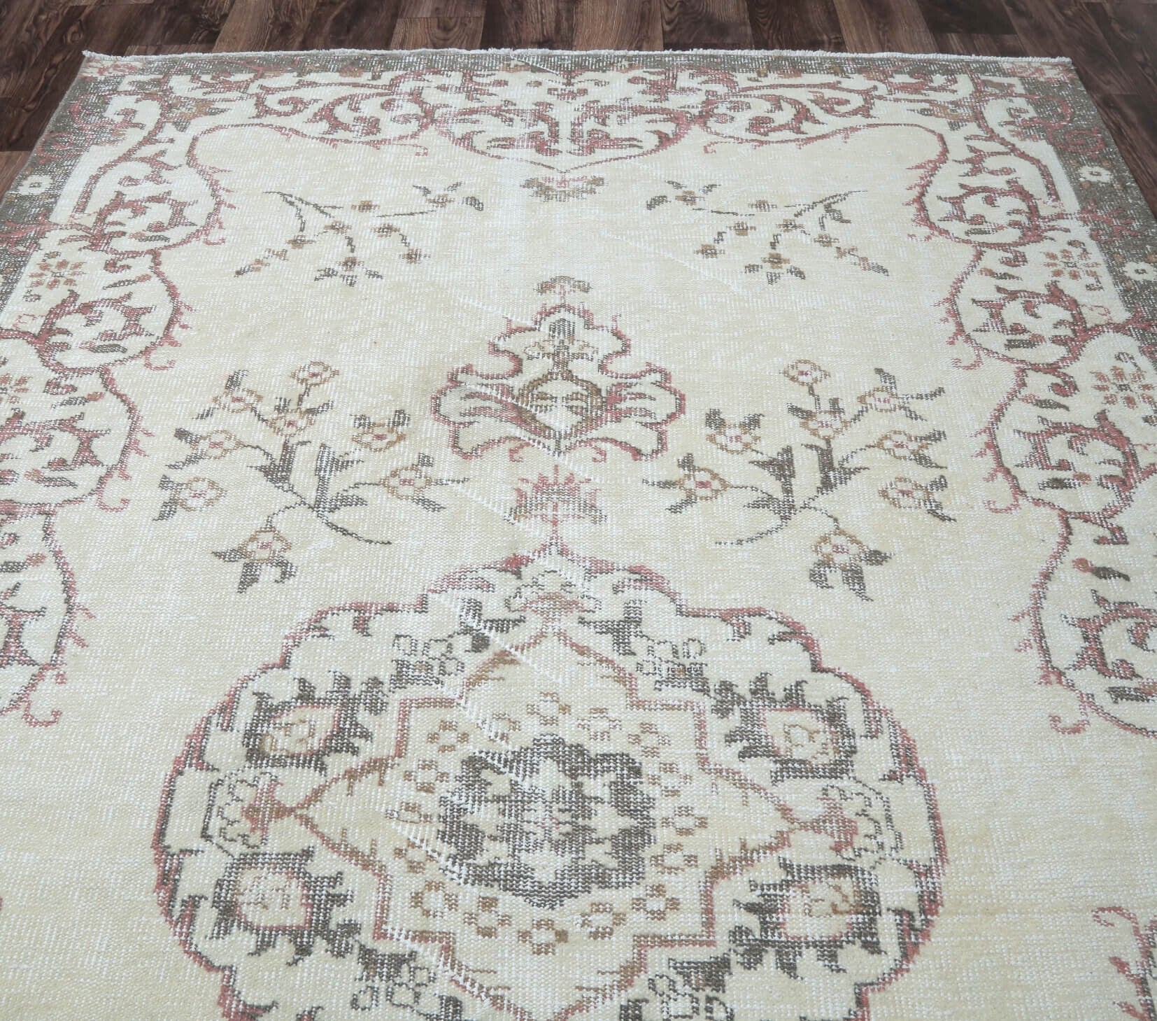 Averie - Neutral Floral Rug