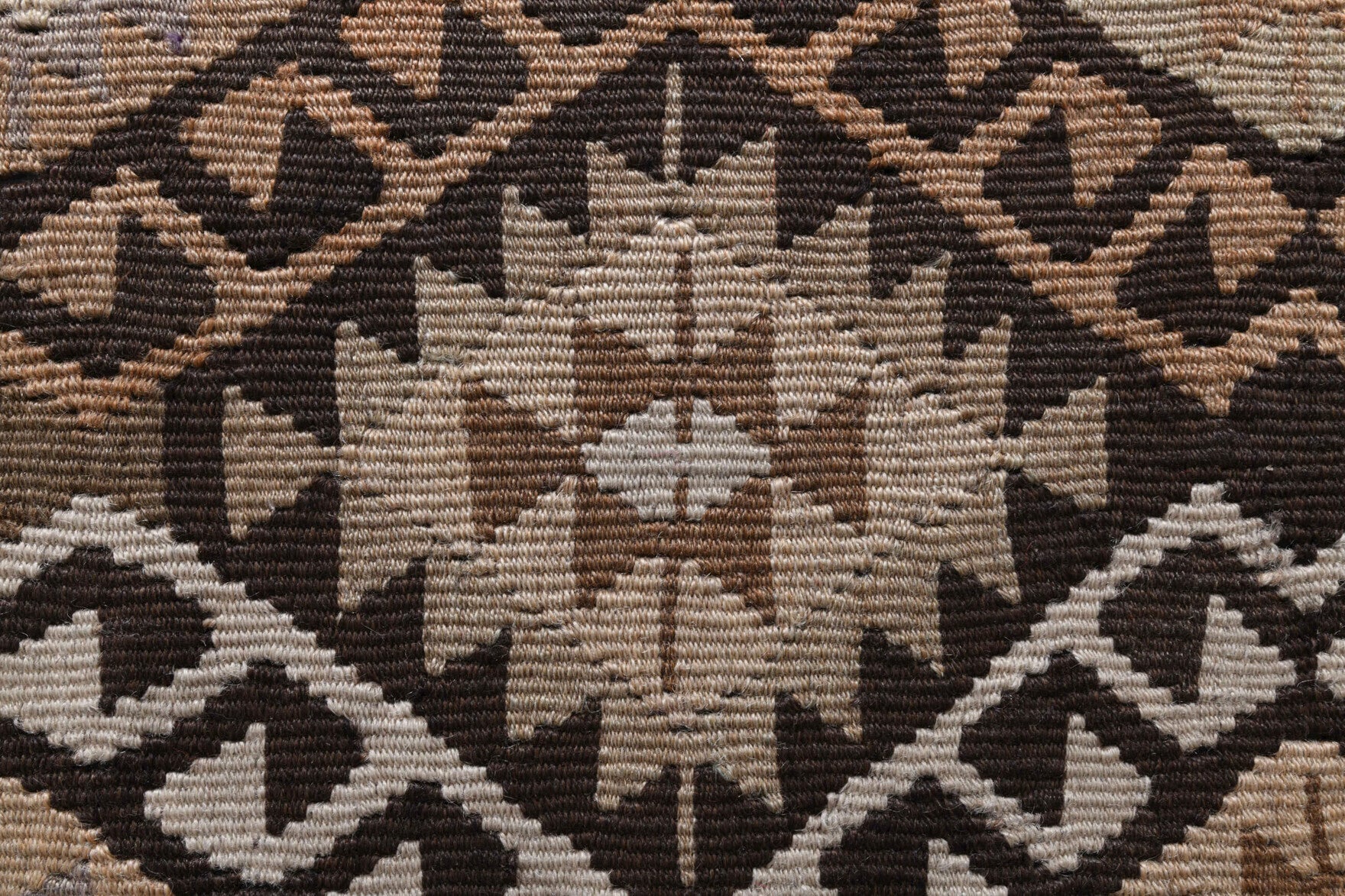Hand-crafted Anatolian vintage kilim Nesterenumut in wool, 1960s
