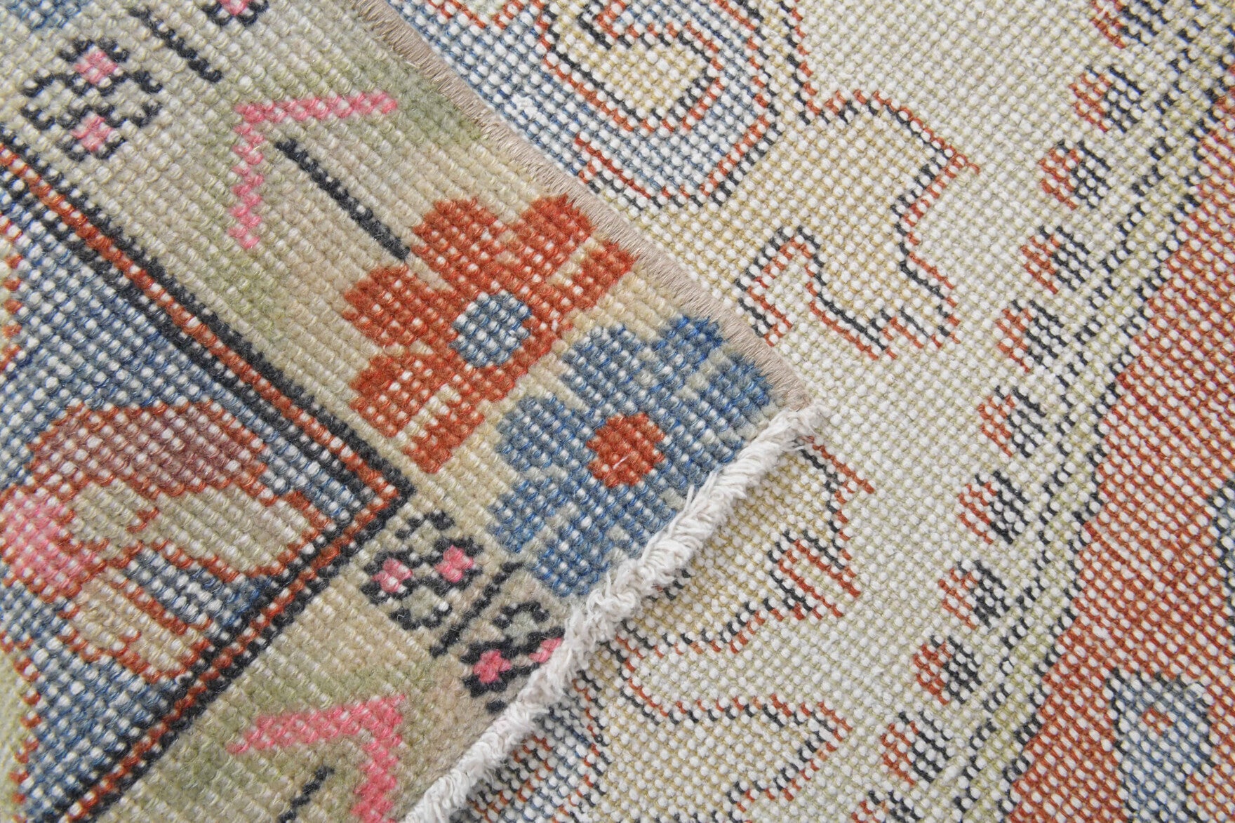 Nesrinefsan – vintage oriental rug for living room or bedroom, 4'1" x 6'11" (125x211 cm)