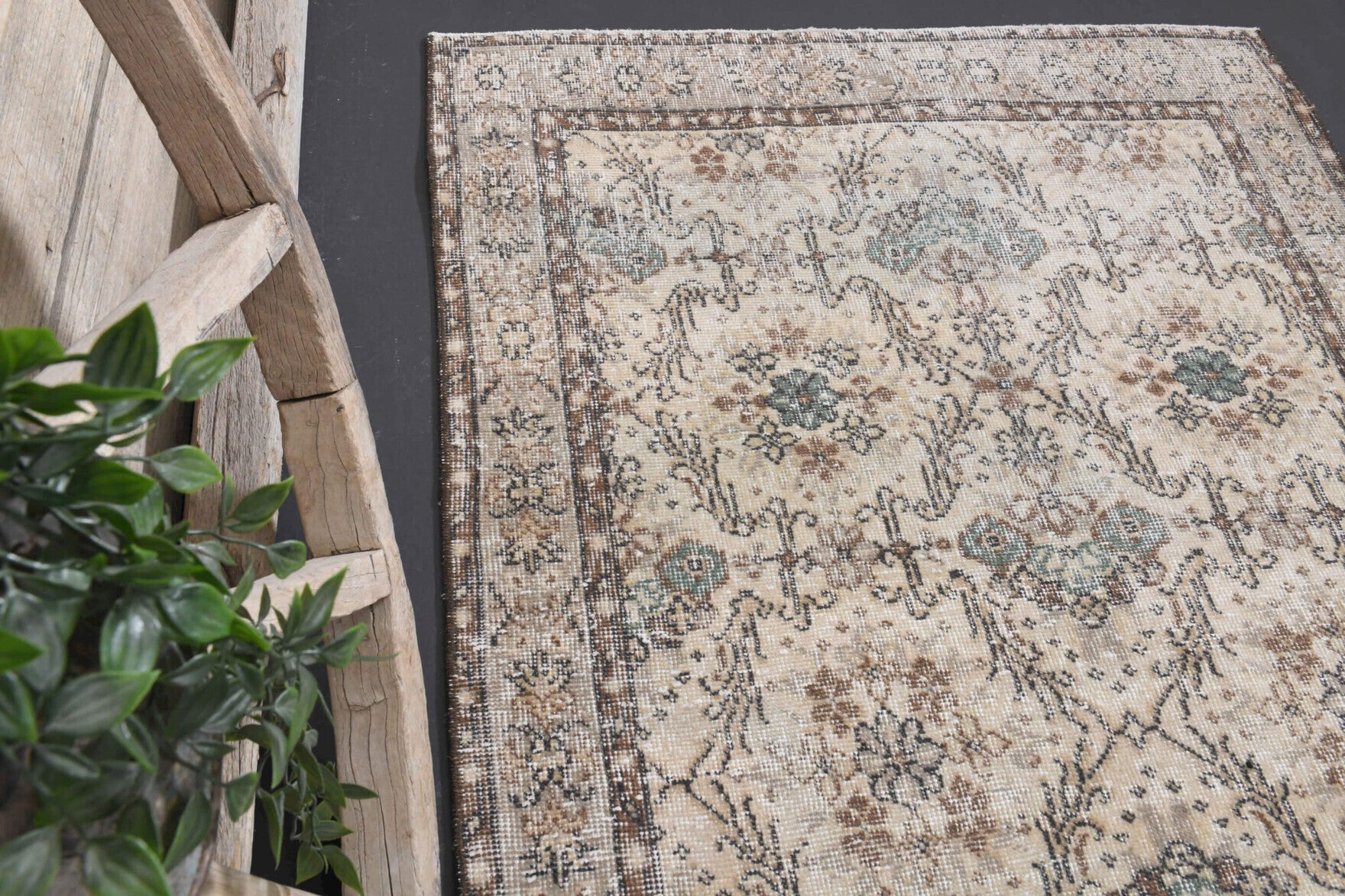 Nemertes – vintage floral rug for living room or bedroom, 3'9" x 7' (115x213 cm)
