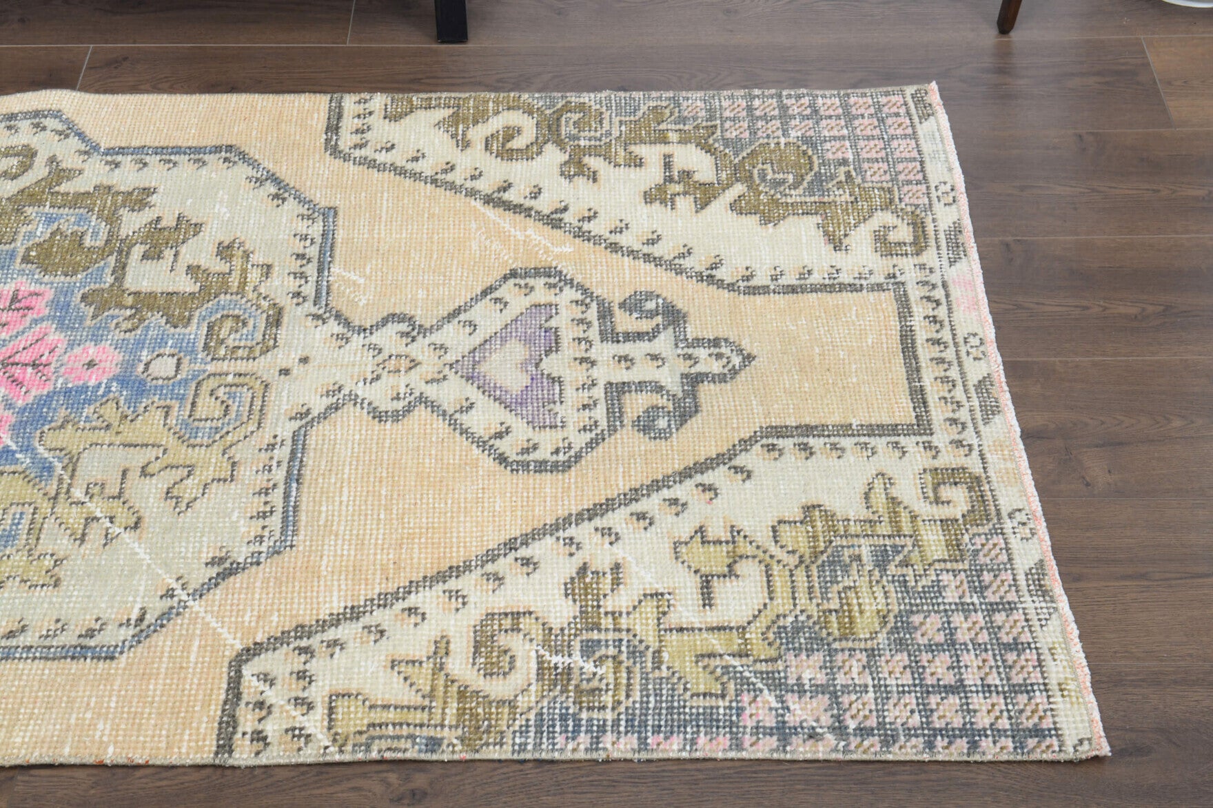 Zerrinihal rug: 1970s handmade Anatolian rug with oriental motifs and cotton backing