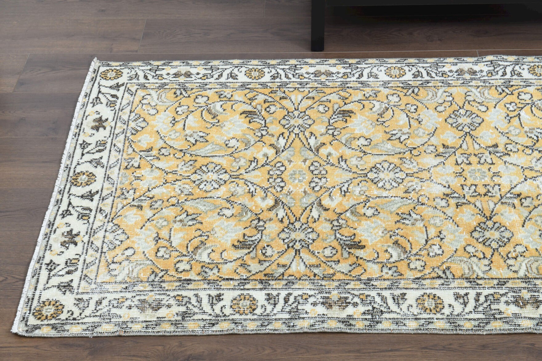 Authentic Anatolian vintage area rug (1970s) with oriental design – one-of-a-kind at Fame Rugs