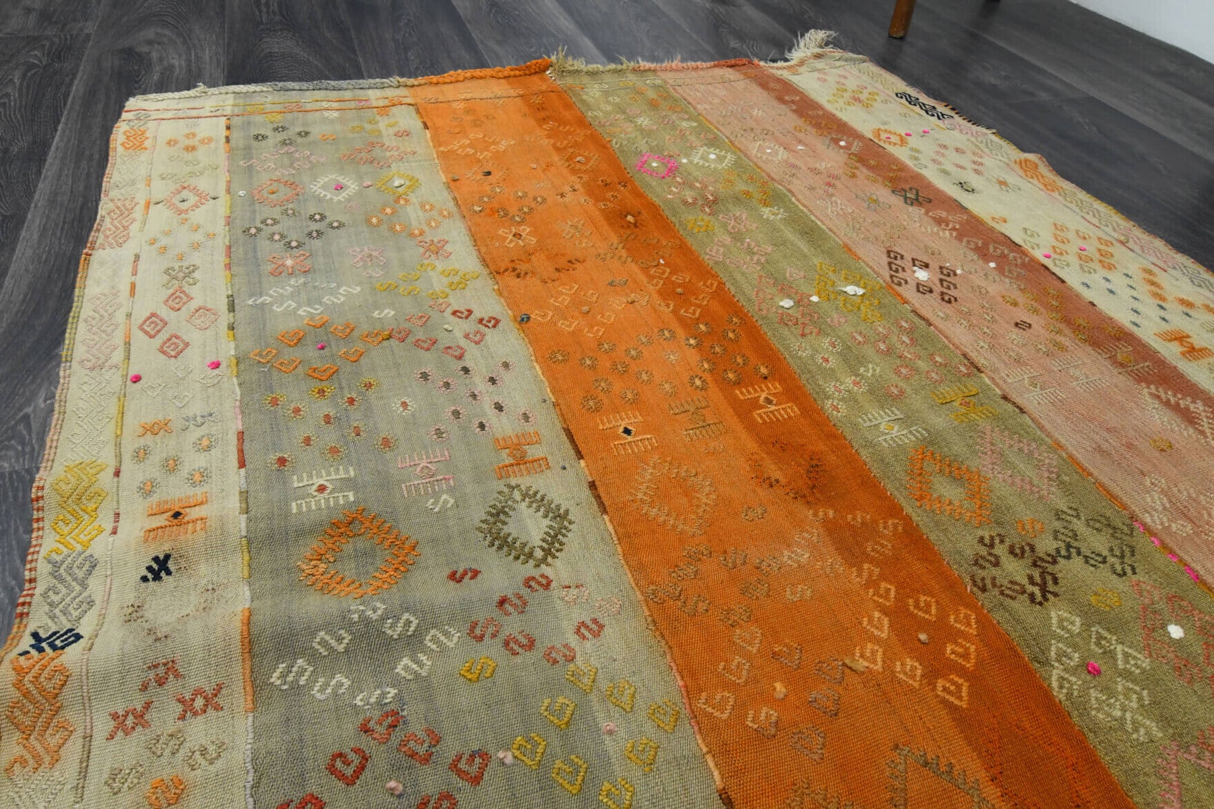 Yesimpare kilim: 1970s handwoven flatweave Anatolian kilim with oriental motifs and cotton backing