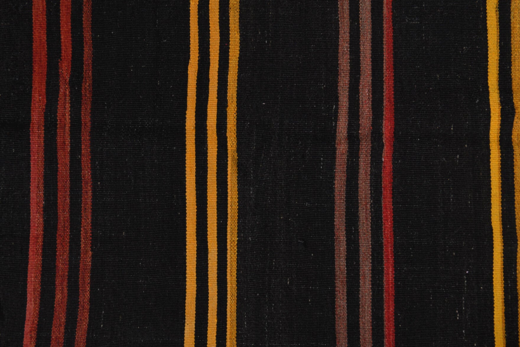 Thalassodike – vintage oriental kilim for living room or bedroom, 4'2" x 4'9" (128x146 cm)