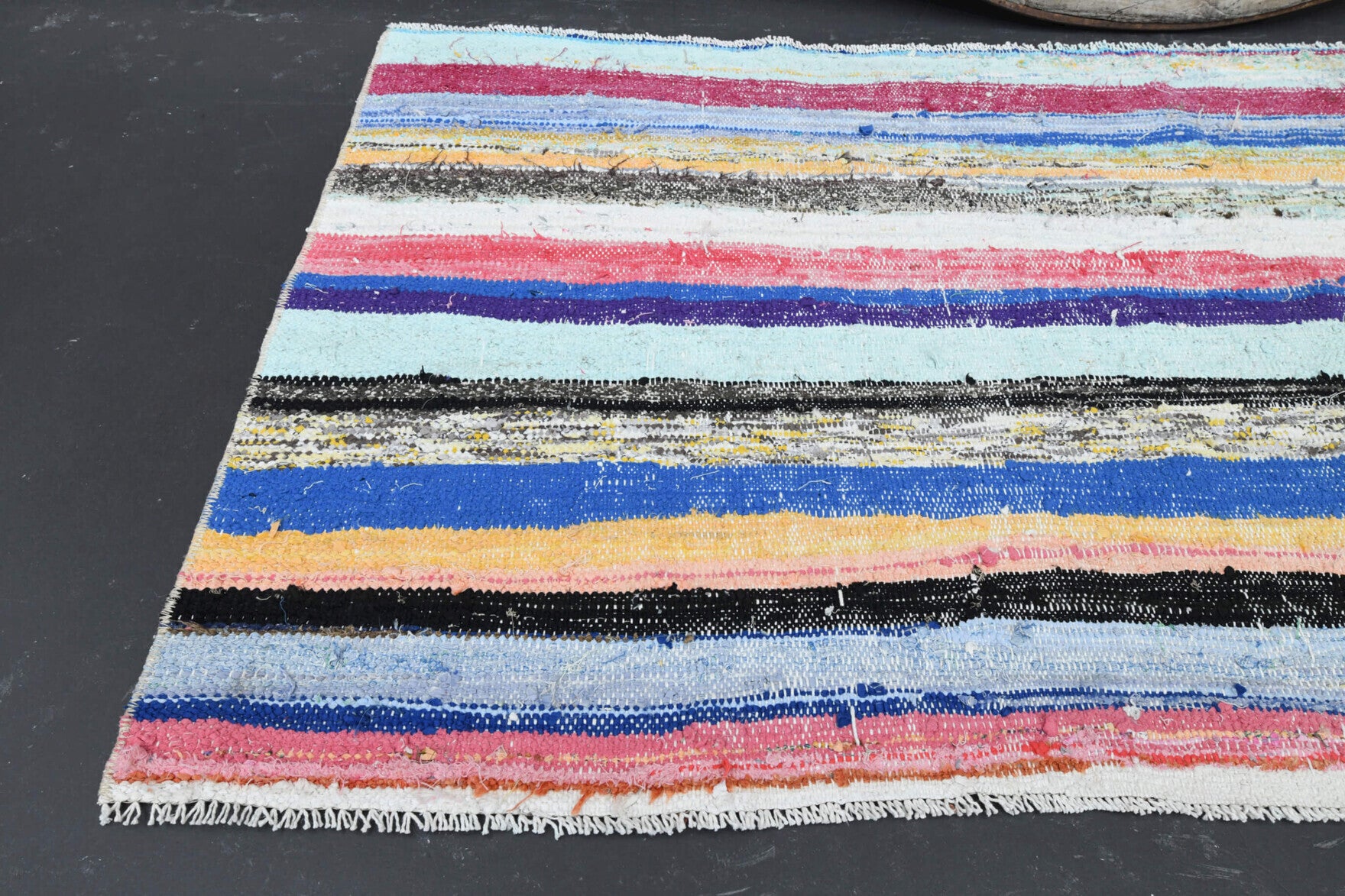 Sunbulenaz kilim: 1960s handwoven flatweave Anatolian kilim with oriental motifs