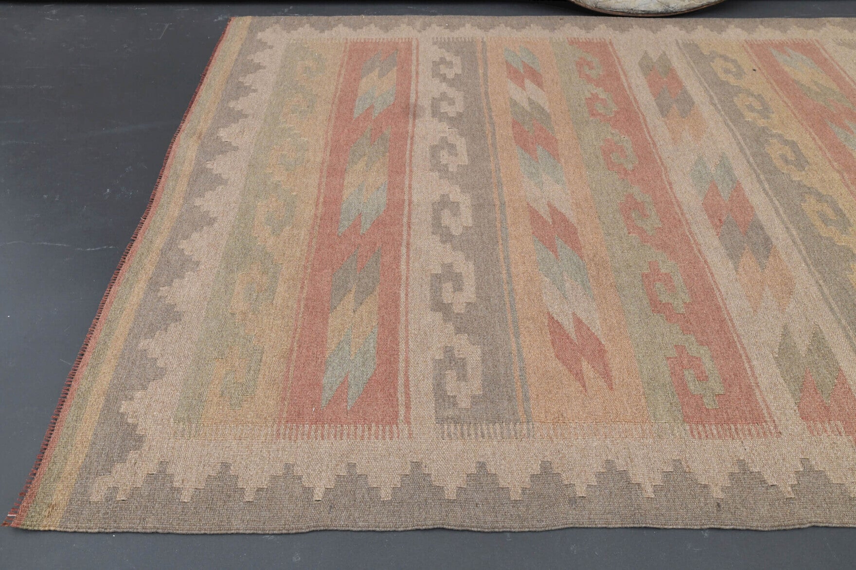 Stenorhoe kilim: 1960s handwoven flatweave Anatolian kilim with oriental motifs