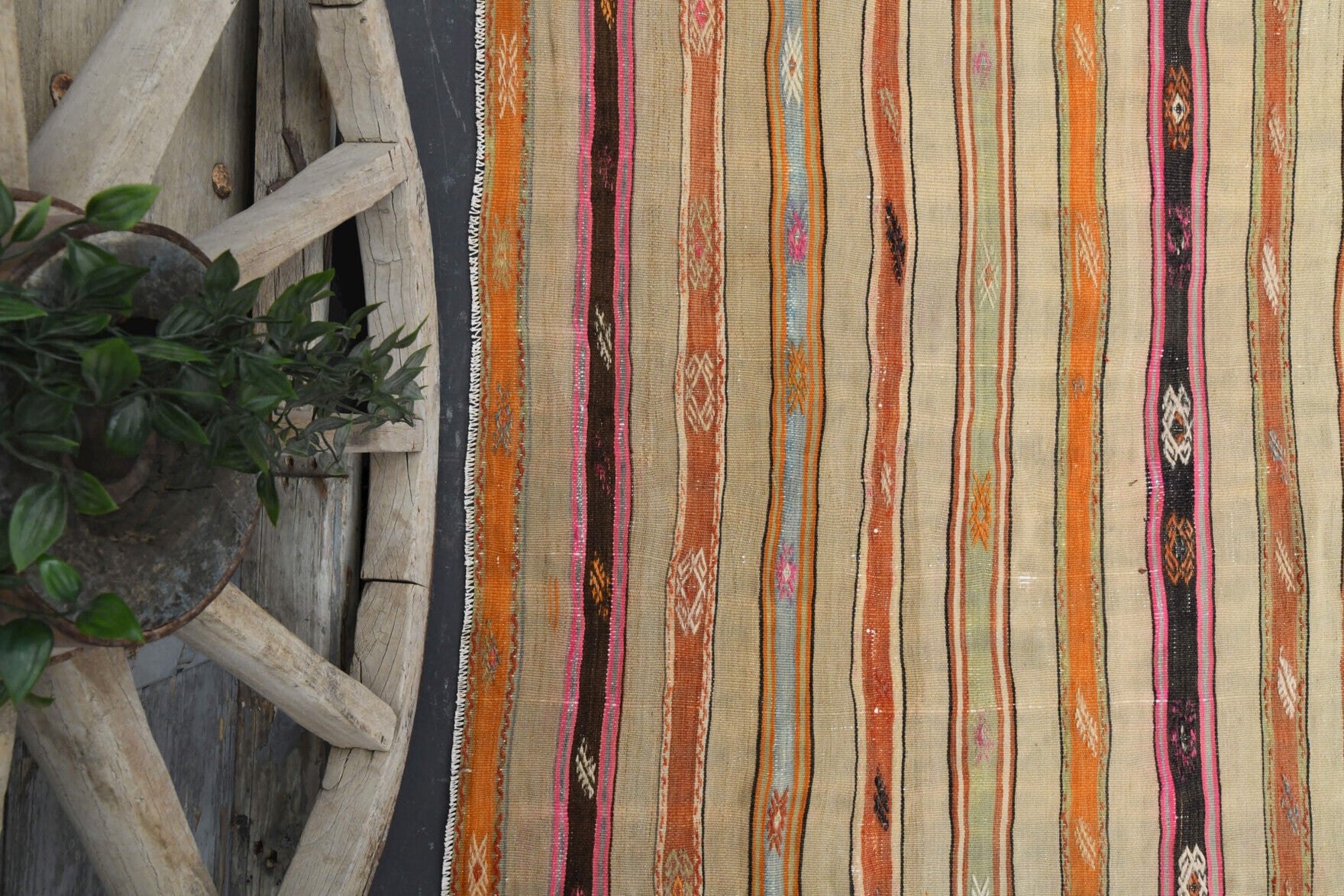 Handwoven flatweave wool kilim from Anatolia, Turkey – Handmade Vintage Area Kilim Rug 4'1" x 4'9"