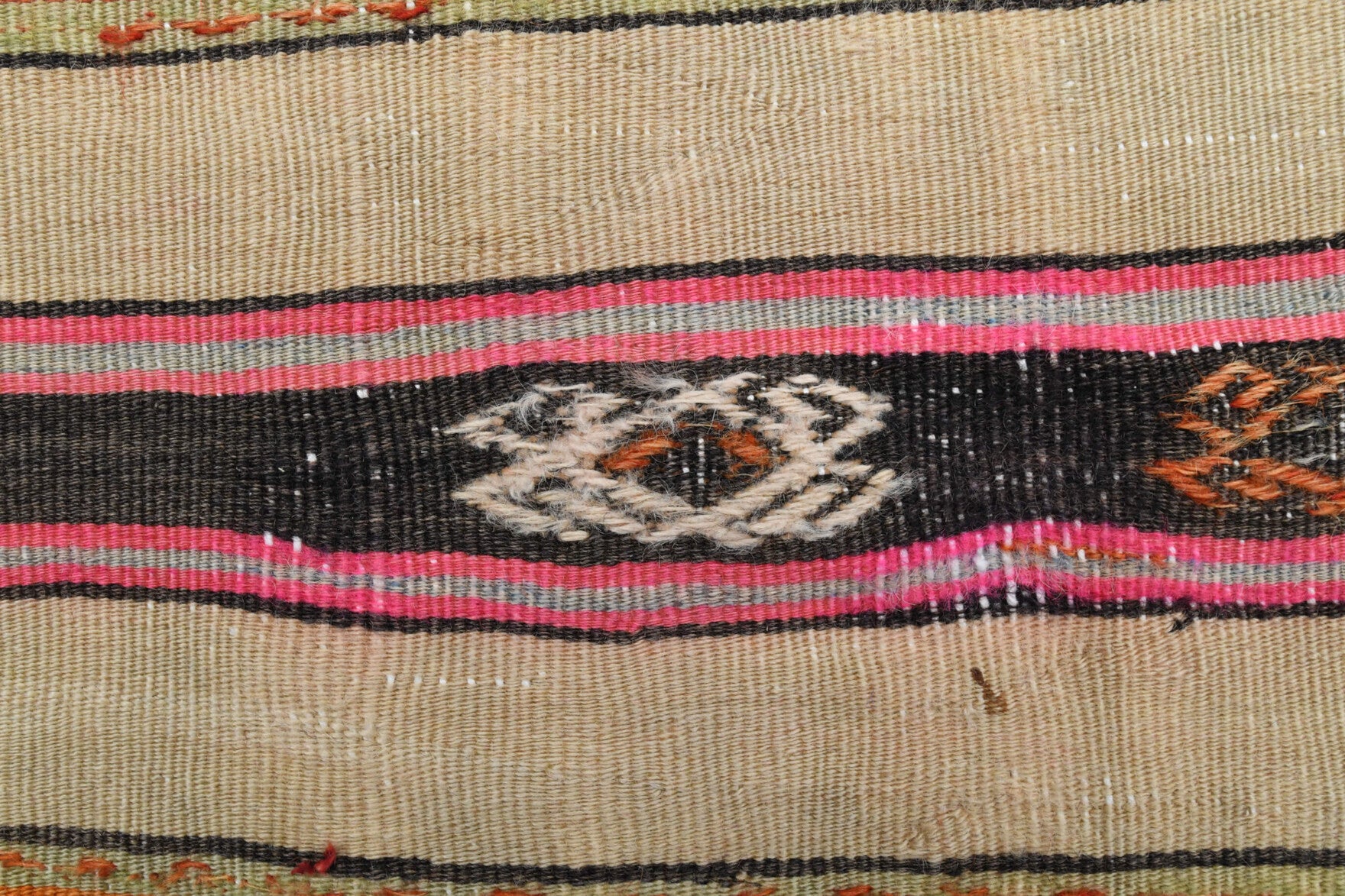 Sosiphyllis – vintage oriental kilim for living room or bedroom, 4'1" x 4'9" (124x144 cm)