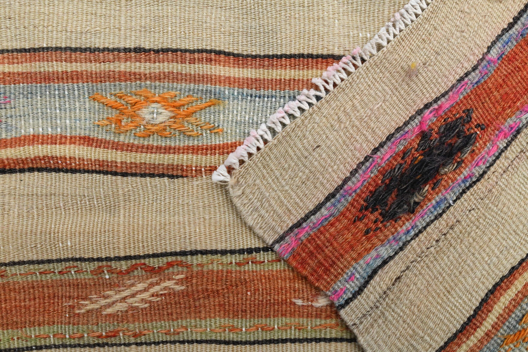 Hand-crafted Anatolian vintage kilim Sosiphyllis in wool, 1960s