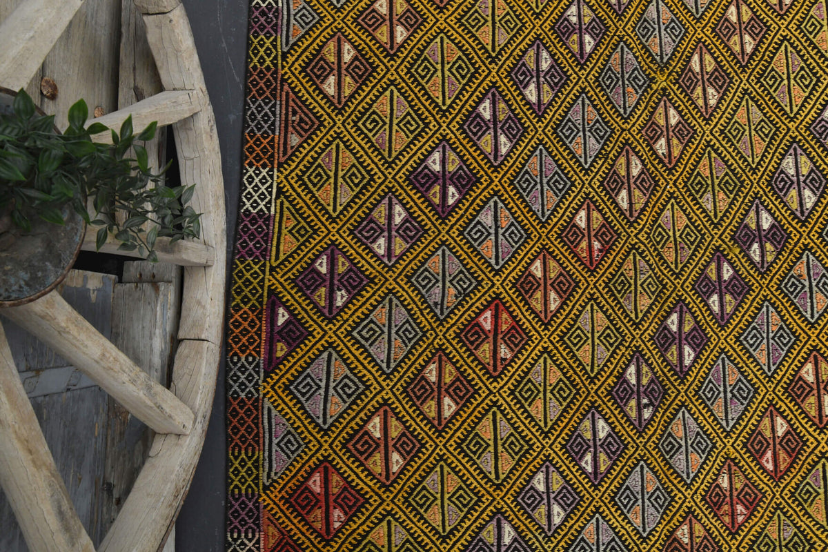 Handwoven flatweave wool kilim from Anatolia, Turkey – Handmade Vintage Area Kilim Rug 5'4" x 6'11"