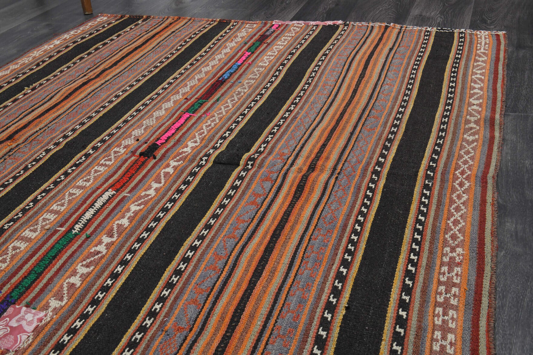 Smaragdonassa kilim: 1960s handwoven flatweave Anatolian kilim with oriental motifs