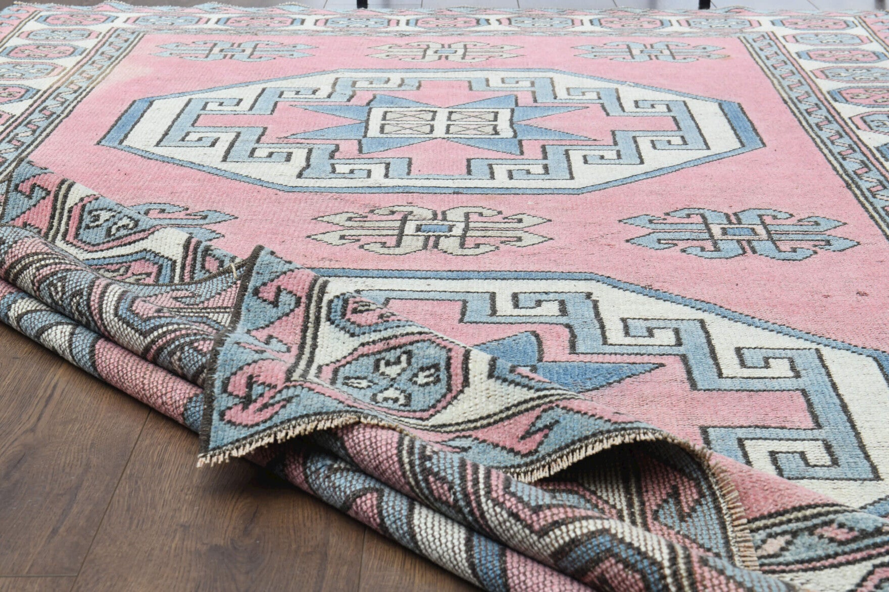 Suzanperver rug: 1970s handmade Anatolian rug with geometric motifs