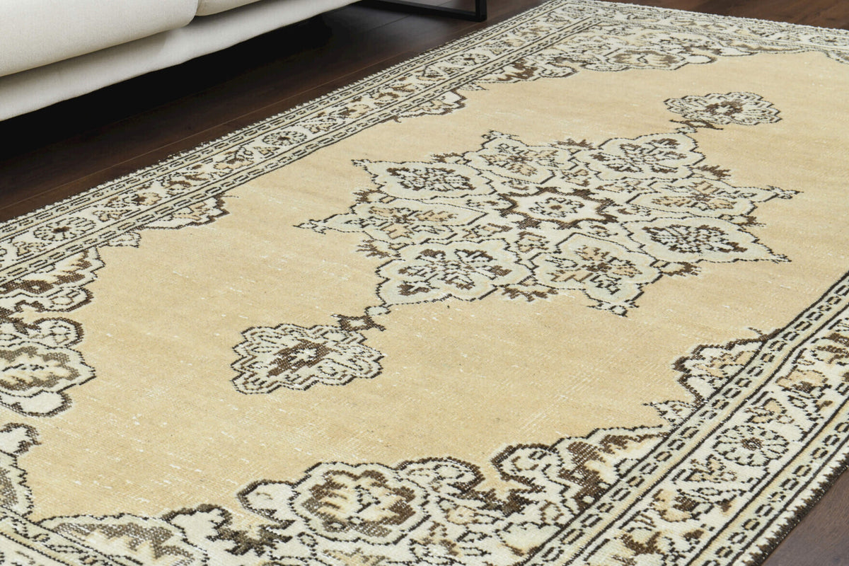 Authentic Anatolian vintage area rug (1970s) with oriental design – one-of-a-kind at Fame Rugs