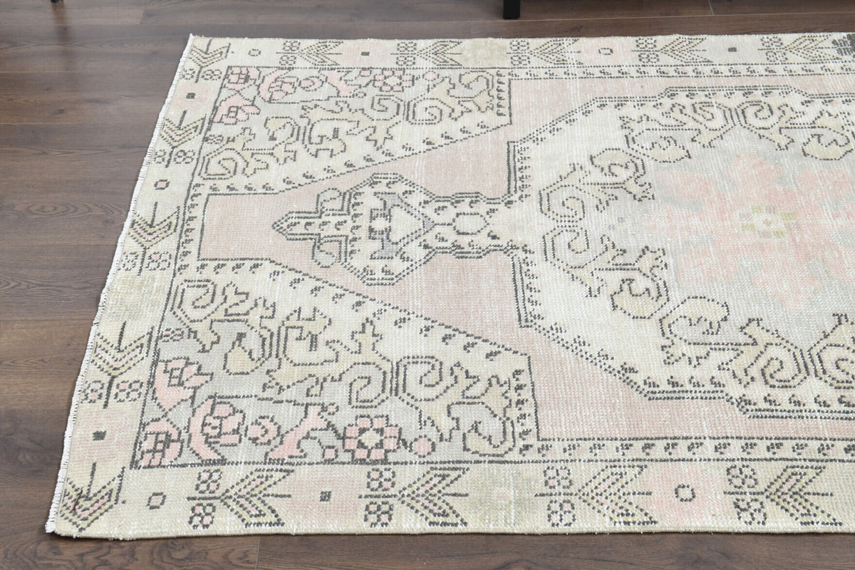 Semaruh rug: 1970s handmade Anatolian rug with oriental motifs and cotton backing