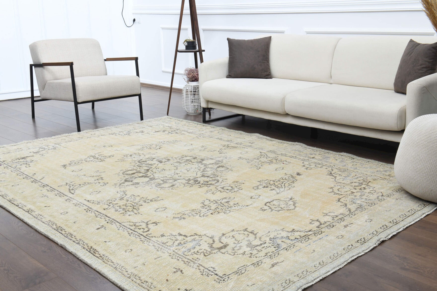 Sosiphaessa rug: 1930s handmade Anatolian rug with oriental motifs and cotton backing