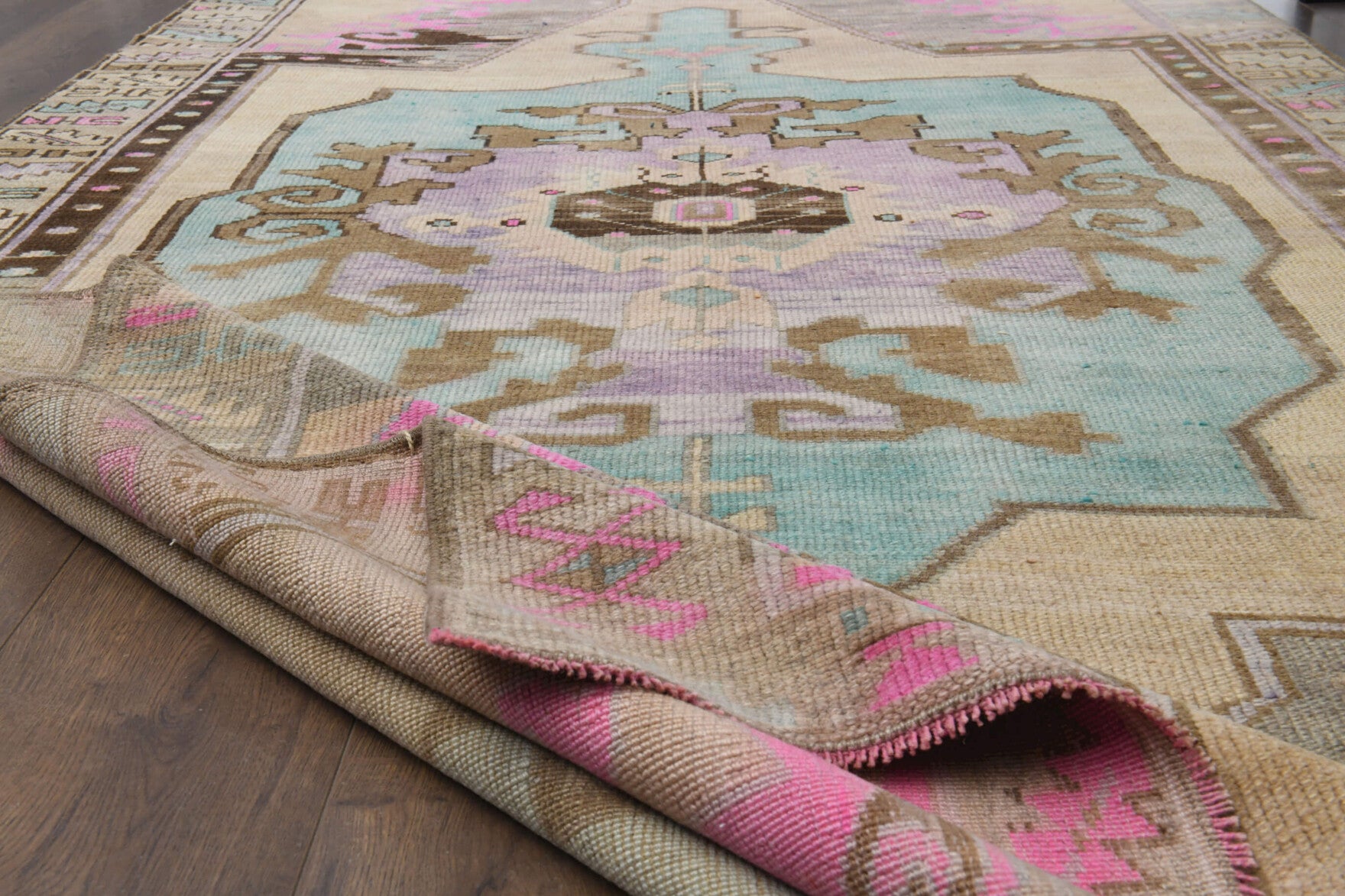 Nomadic Turkish Vintage Anatolian Area Rug in wool – 1970s piece from Anatolia, Turkey | Fame Rugs
