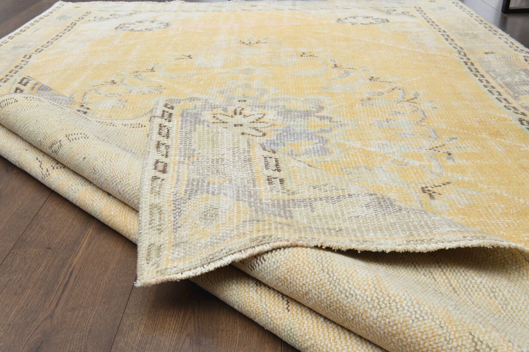 Handmade Wool Area Anatolian Rug in wool – 1960s piece from Anatolia, Turkey | Fame Rugs