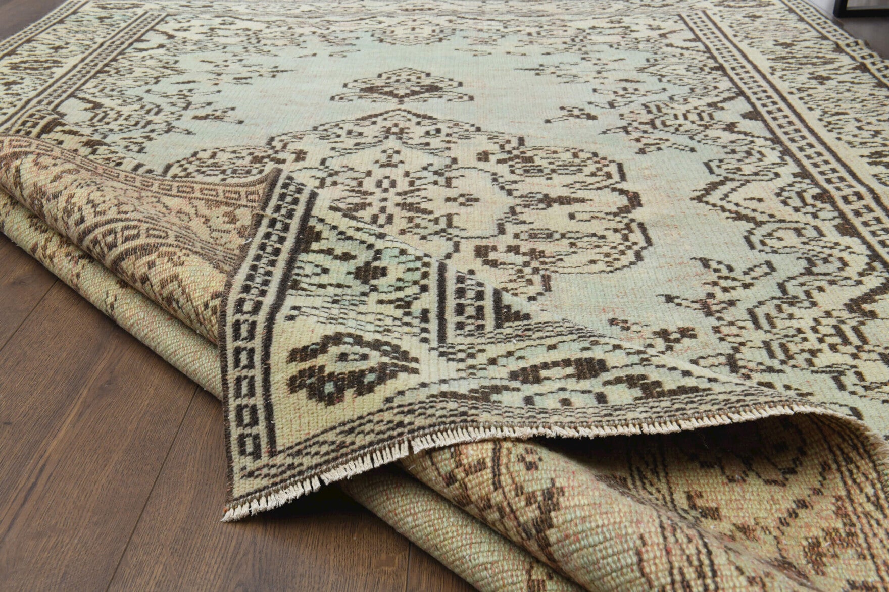 Oriental Vintage Handmade Oushak Rug in wool – 1970s piece from Anatolia, Turkey | Fame Rugs