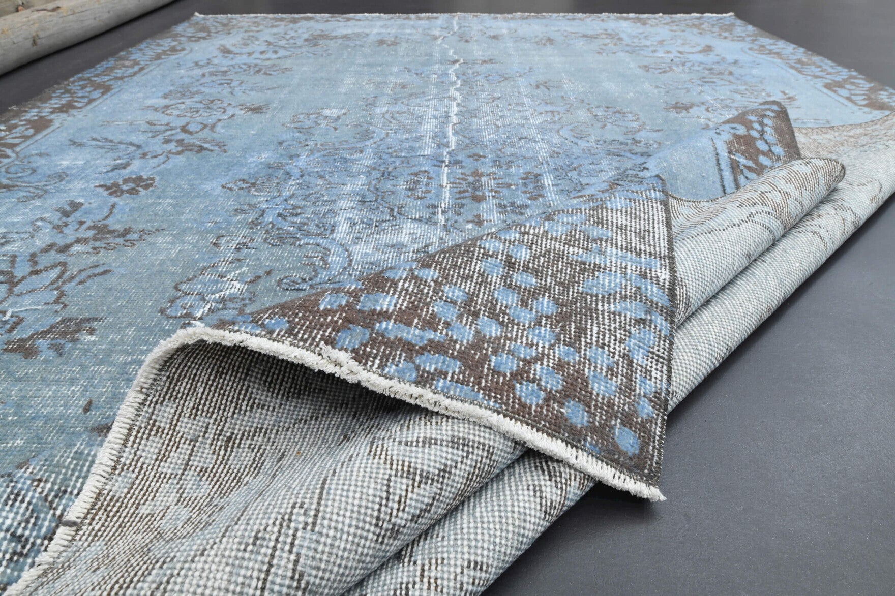Fundasema rug: 1970s handmade Turkish rug with oriental motifs and cotton backing
