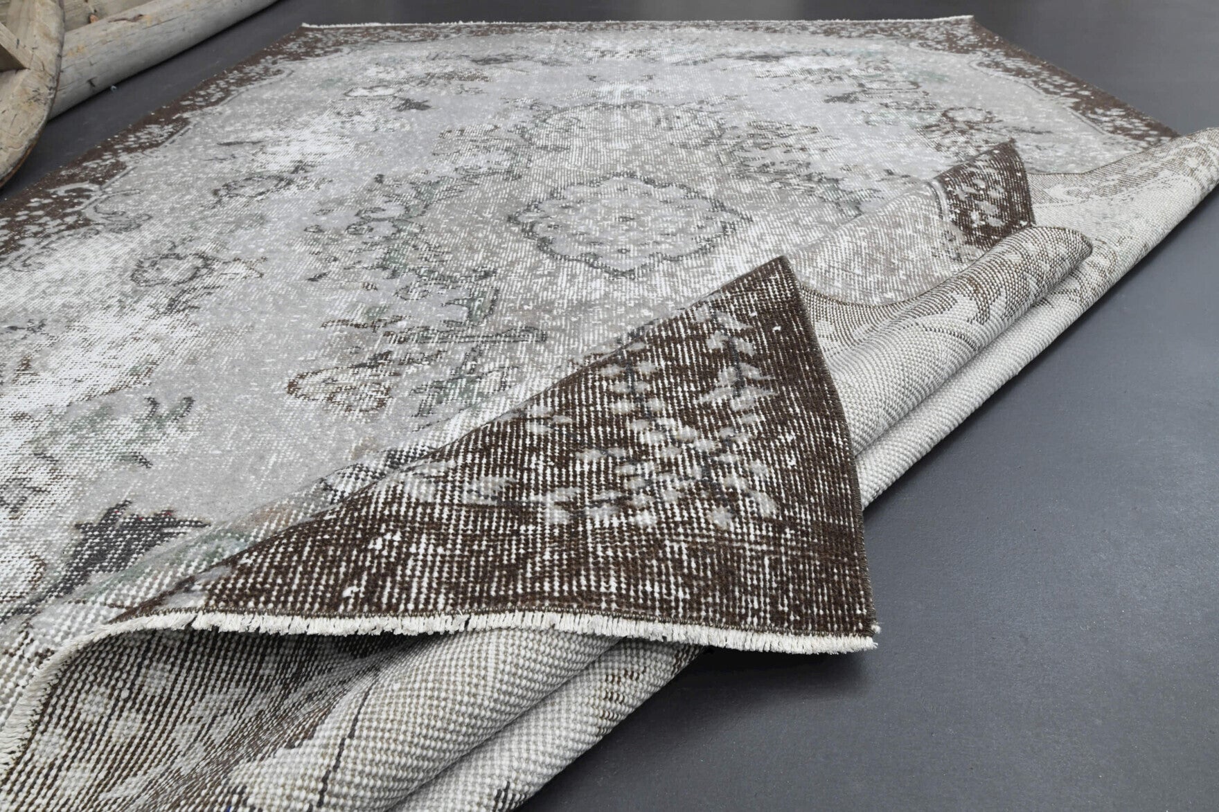 Fundanihal rug: 1970s handmade Anatolian rug with oriental motifs and cotton backing