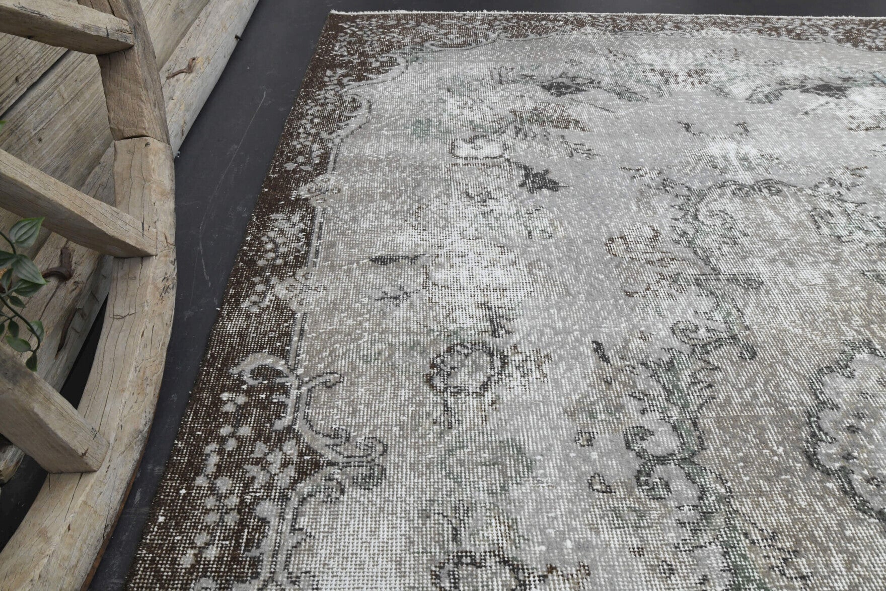 Handmade Area Rug in wool – 1970s piece from Anatolia, Turkey | Fame Rugs