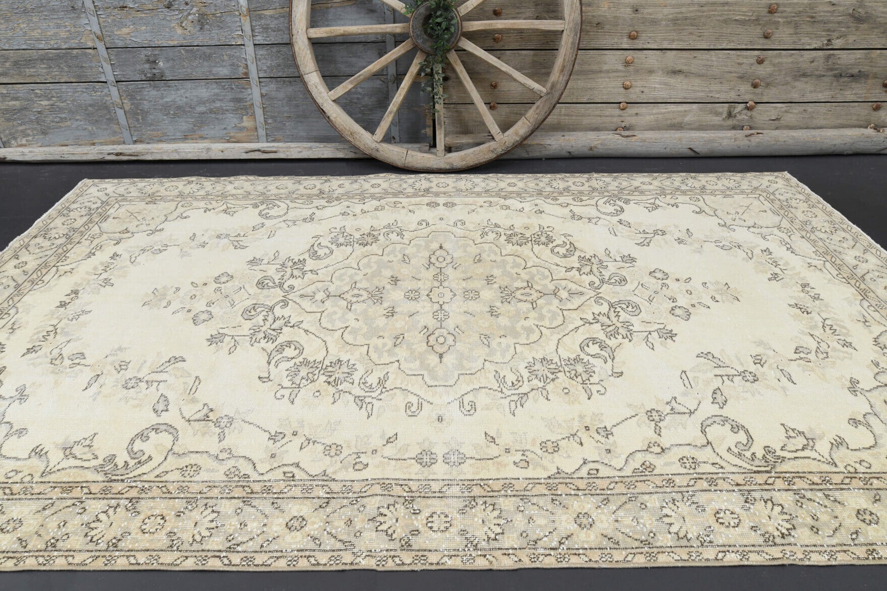 Authentic Anatolian vintage area rug (1970s) with oriental design – one-of-a-kind at Fame Rugs