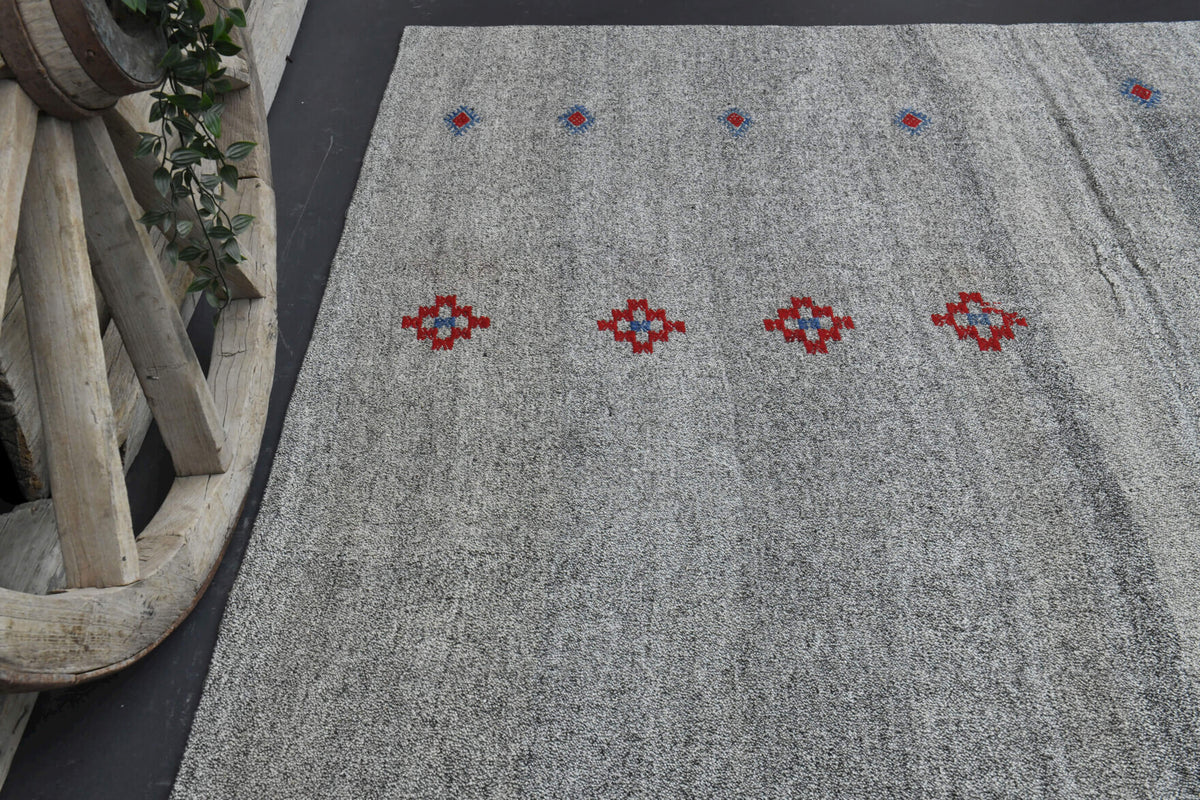 Authentic Anatolian vintage kilim rug (1960s) with dot design – one-of-a-kind at Fame Rugs