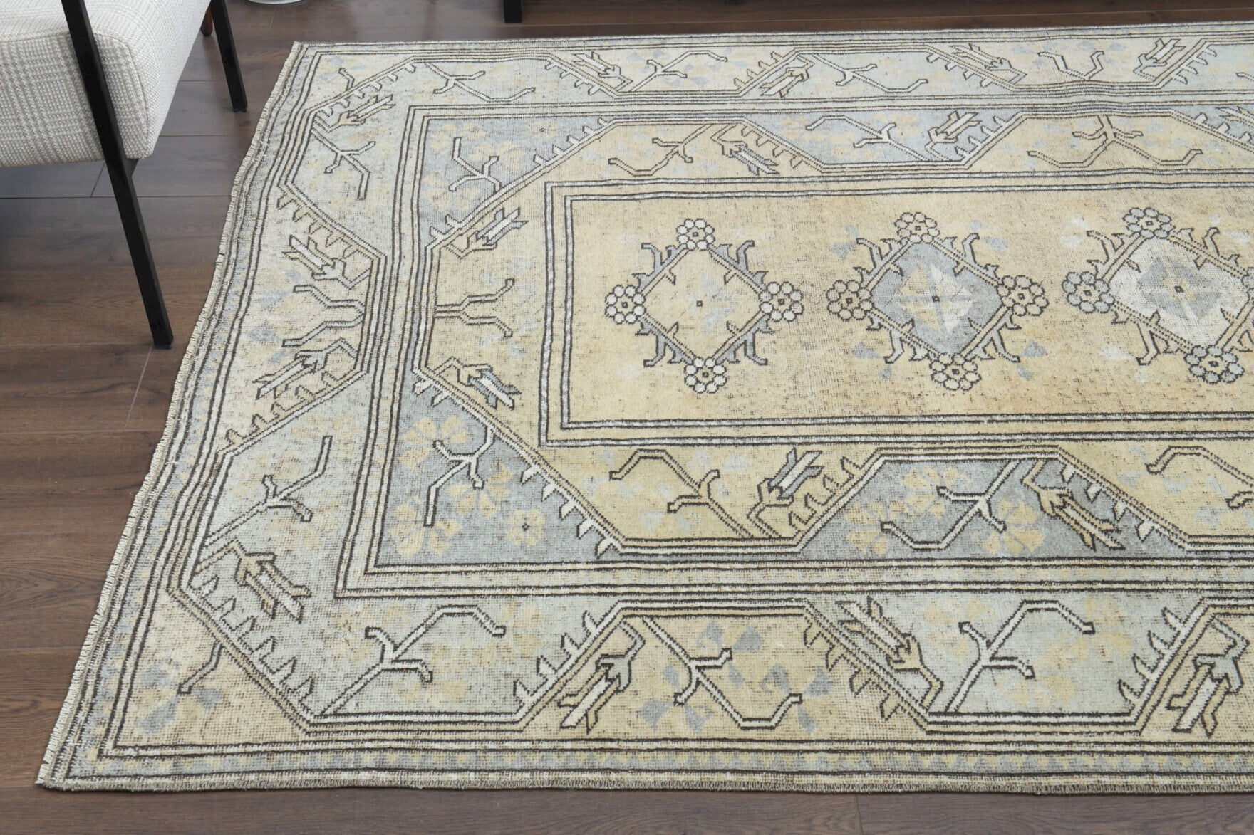 Esentac rug: 1970s handmade Anatolian rug with oriental motifs and cotton backing