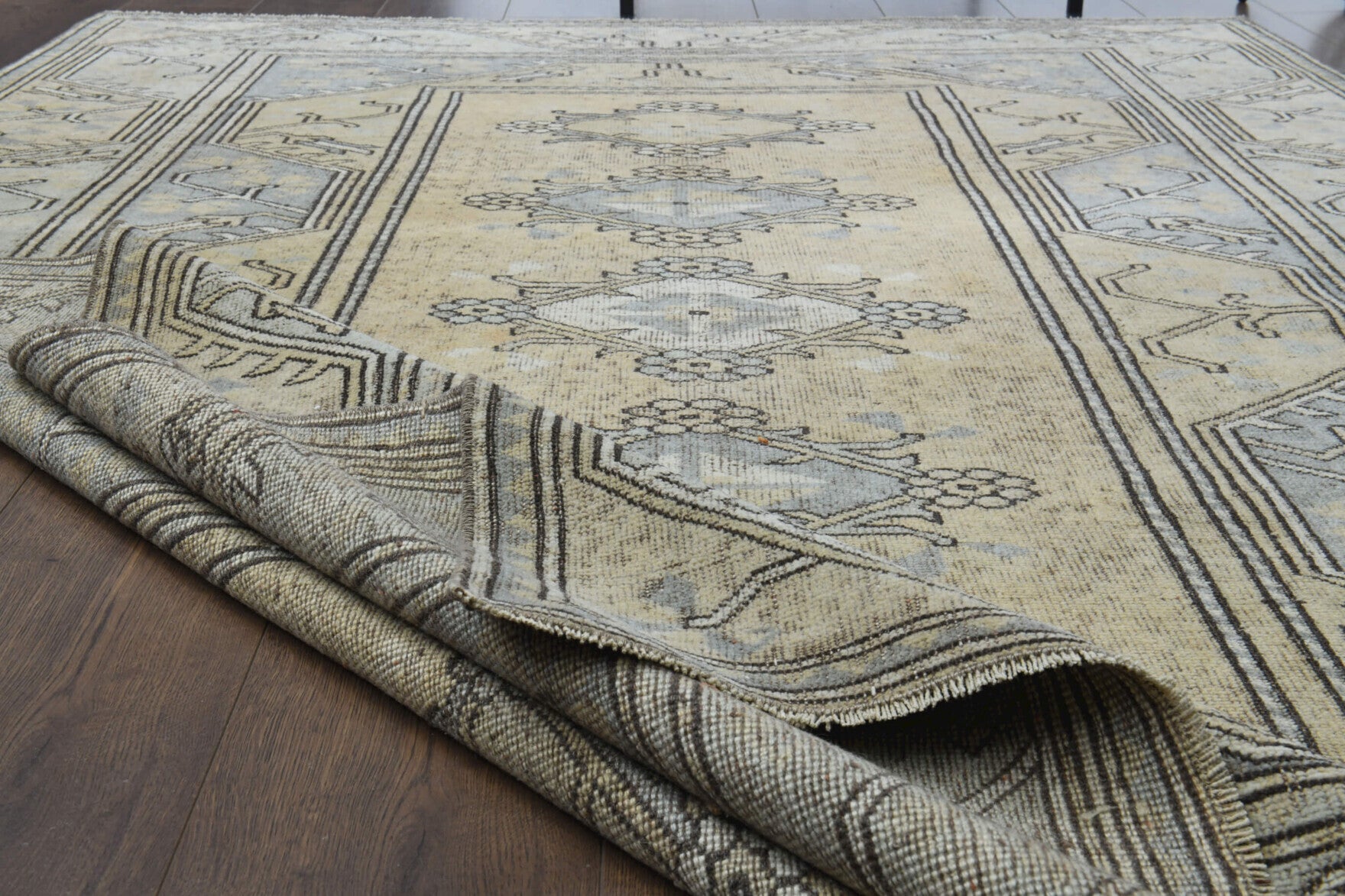 Esentac – vintage oriental rug for living room or bedroom, 5'7" x 8'8" (170x263 cm)