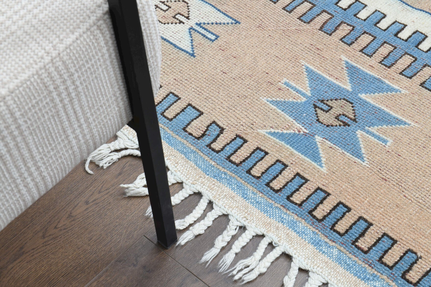 Eriksu rug: 1970s handmade Anatolian rug with oriental motifs