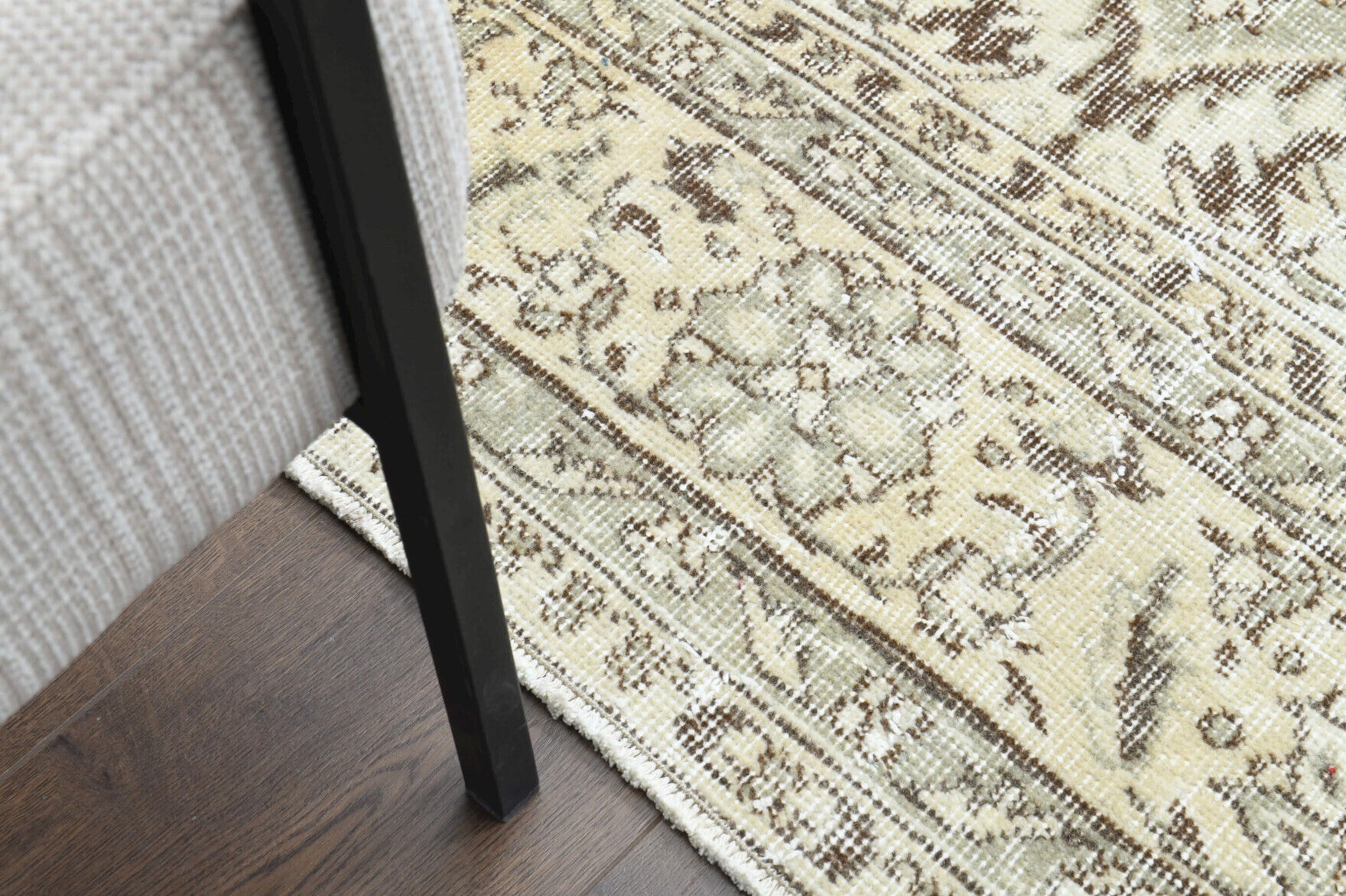 Authentic Persian vintage area rug (1970s) with oriental design – one-of-a-kind at Fame Rugs