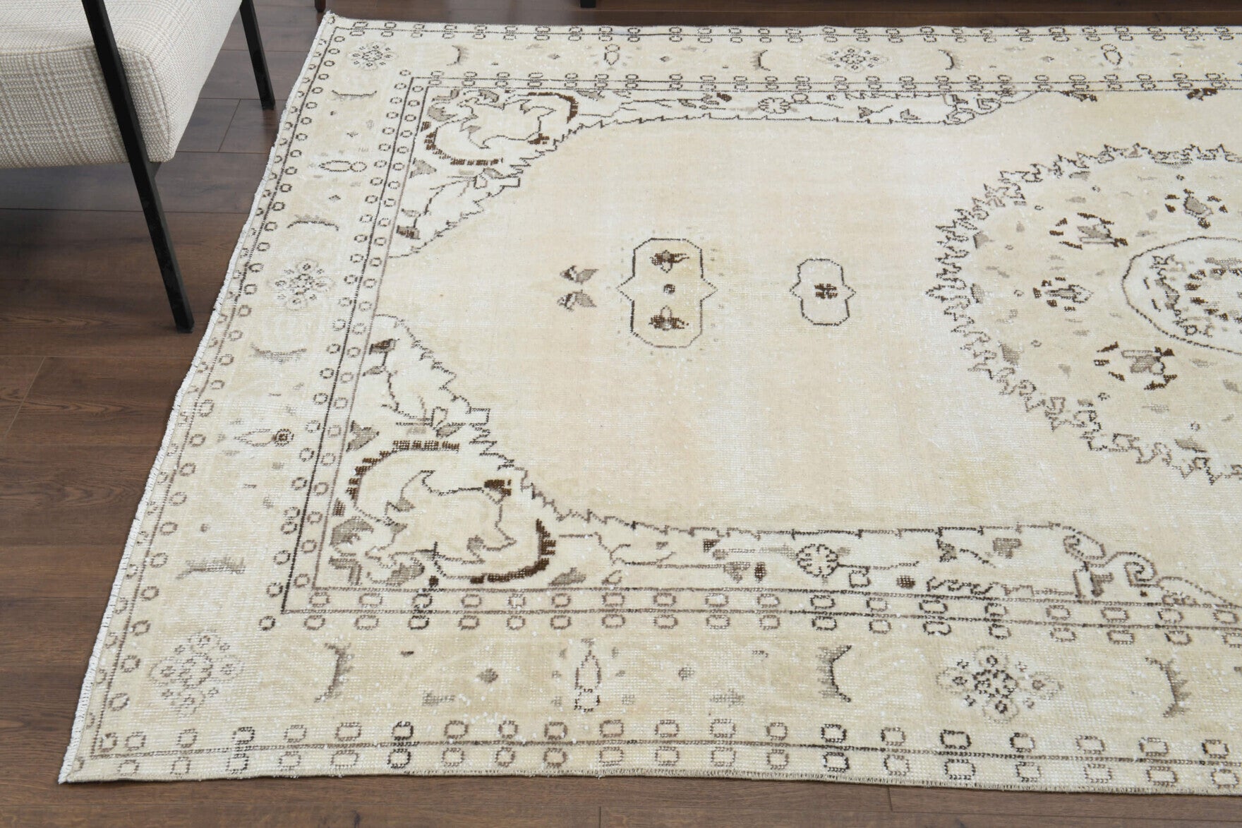 Elpilampe rug: 1970s handmade Anatolian rug with medallion motifs and cotton backing