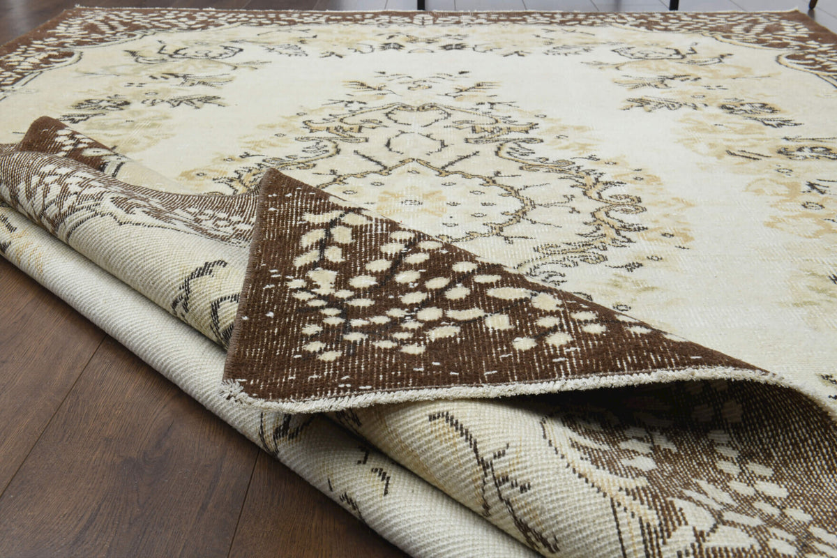 Elmaspare rug: 1970s handmade Anatolian rug with oriental motifs and cotton backing