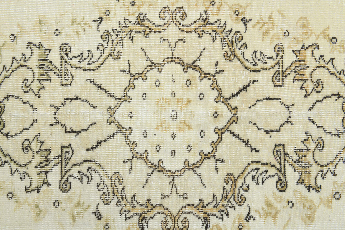 Elmaspare – vintage oriental rug for living room or bedroom, 6'2" x 9'3" (187x281 cm)