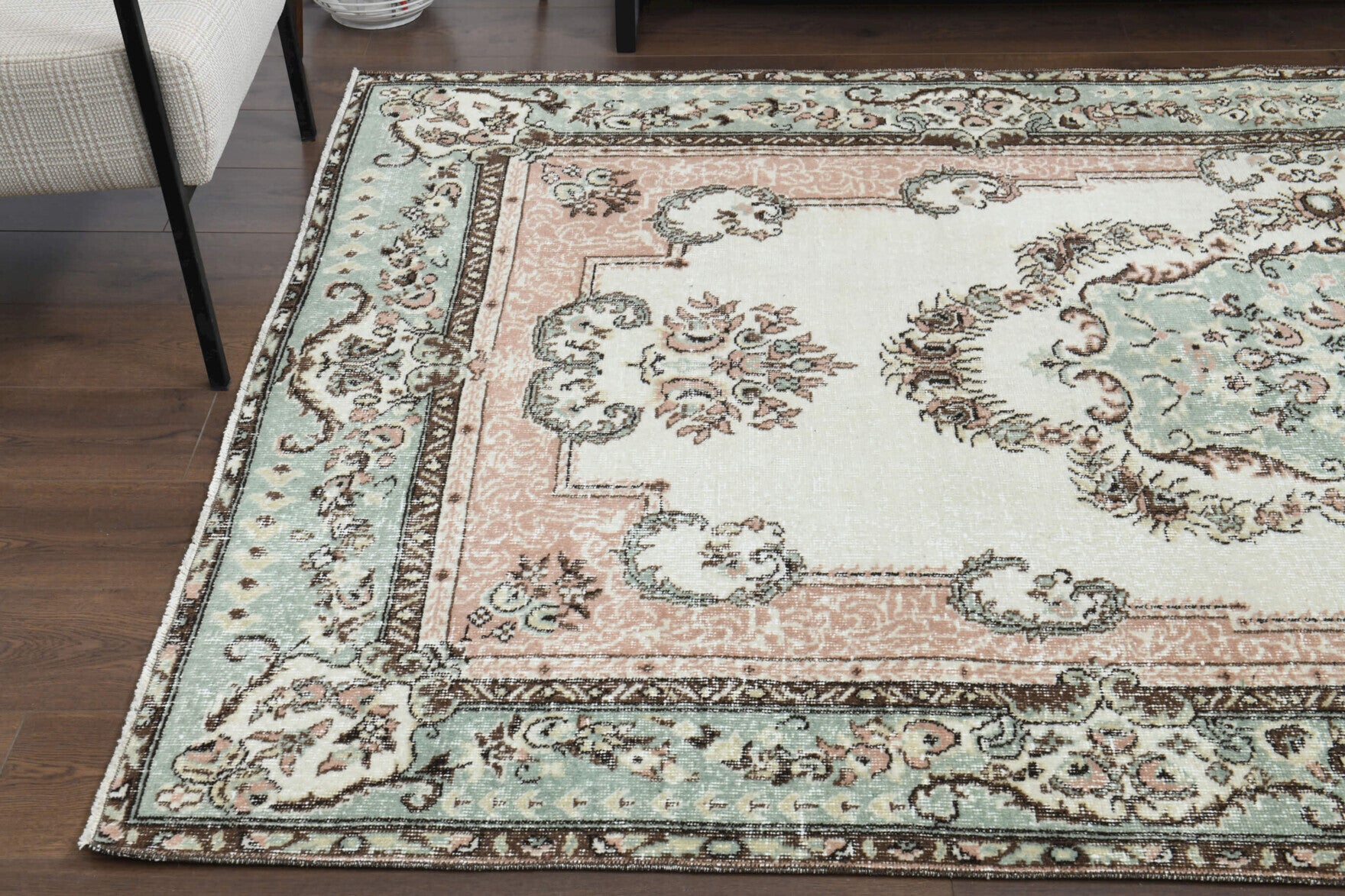 Elmaskusa rug: 1970s handmade Anatolian rug with medallion motifs and cotton backing