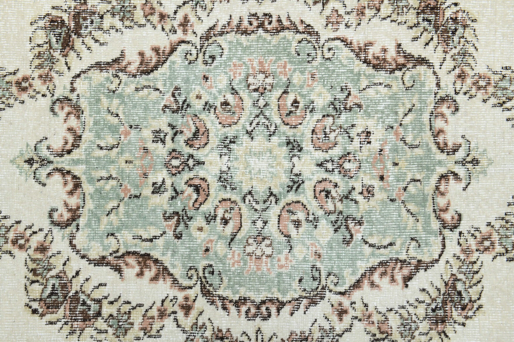 Authentic Anatolian vintage area rug (1970s) with medallion design – one-of-a-kind at Fame Rugs