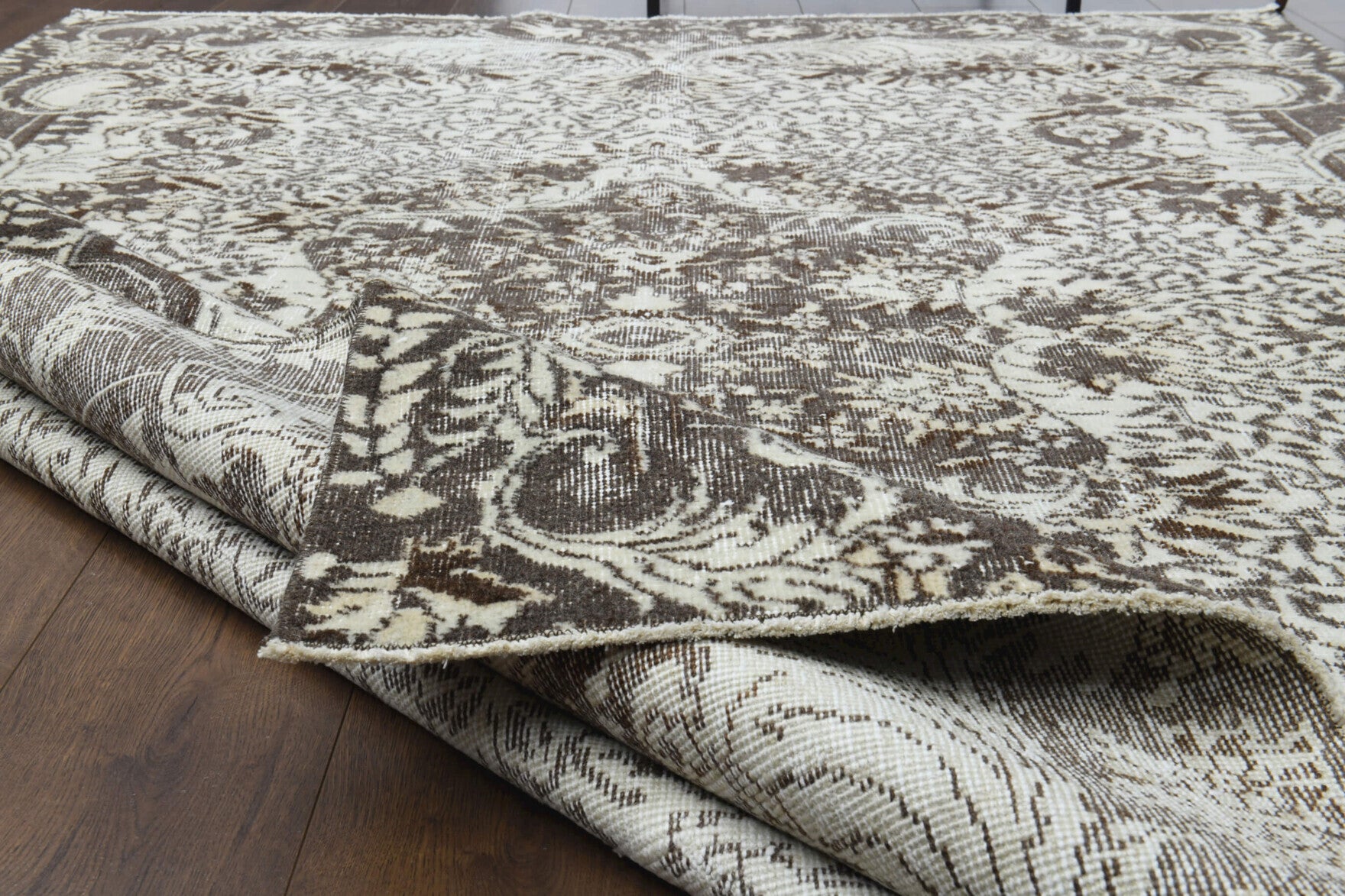 Elmasima rug: 1970s handmade Anatolian rug with oriental motifs and cotton backing
