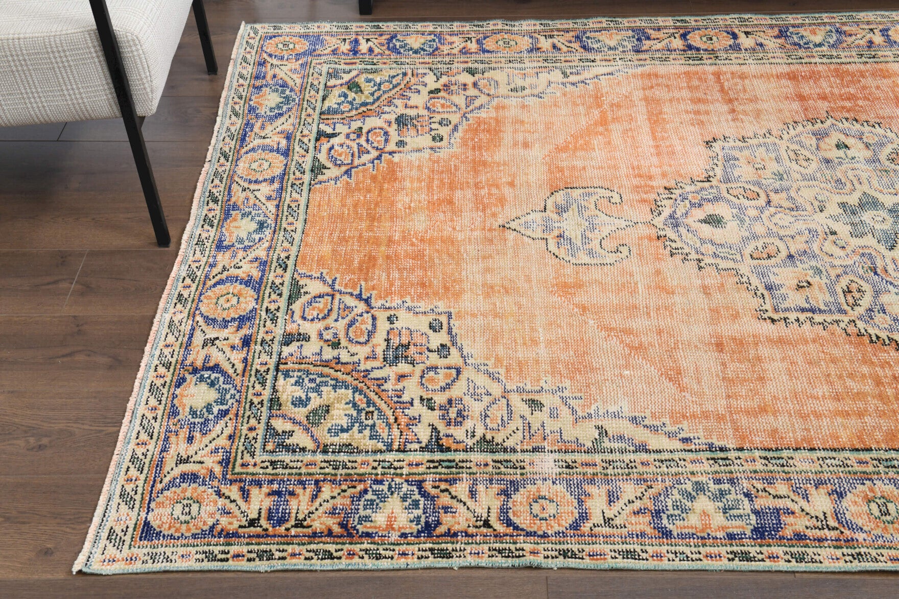 Elifbahar rug: 1970s handmade Anatolian rug with oriental motifs and cotton backing